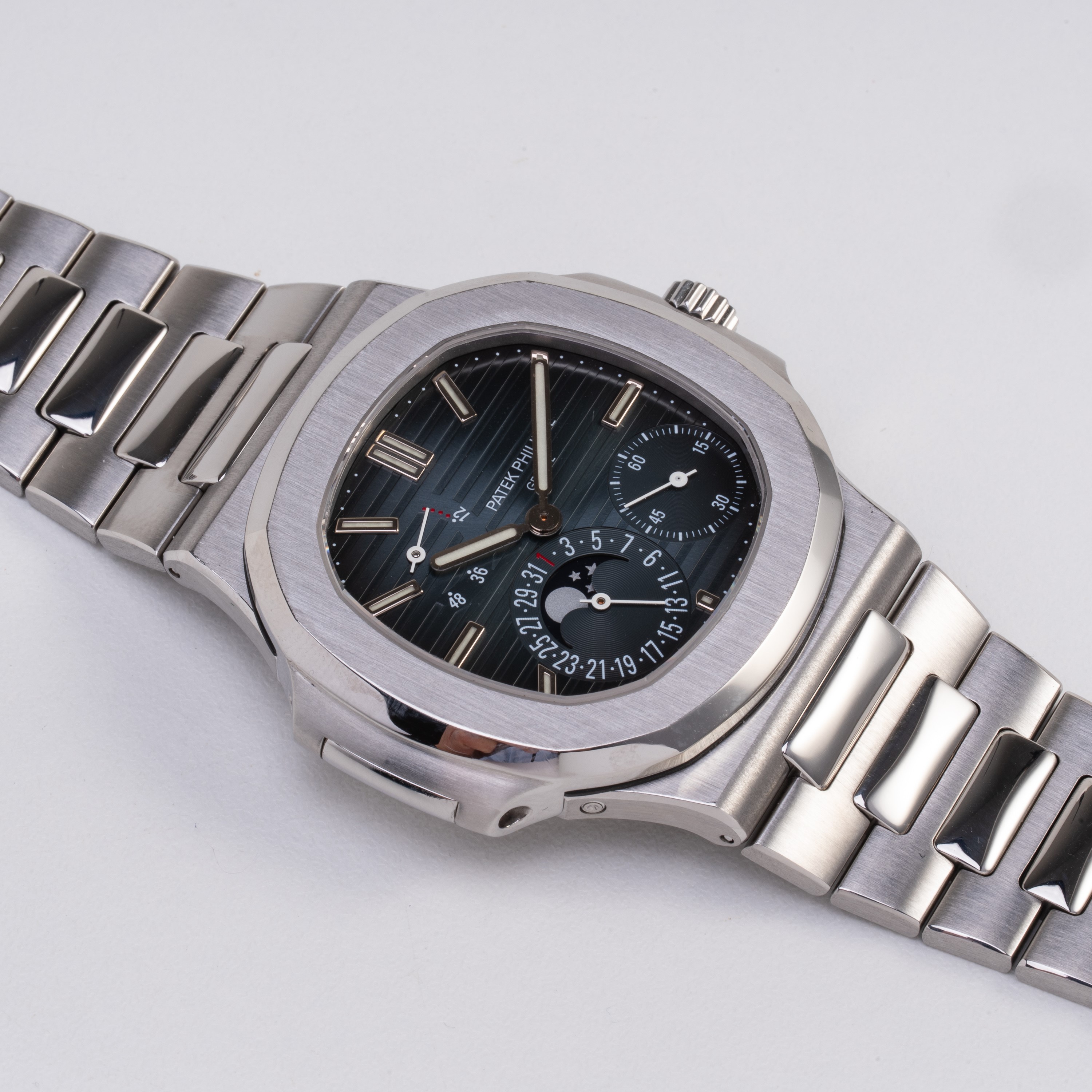 PATEK PHILIPE - NAUTILUS OROLOGIO SOLO TEMPO A CARICA AUTOMATICA IN ACCIAIO CON RISERVA DI CARICA...