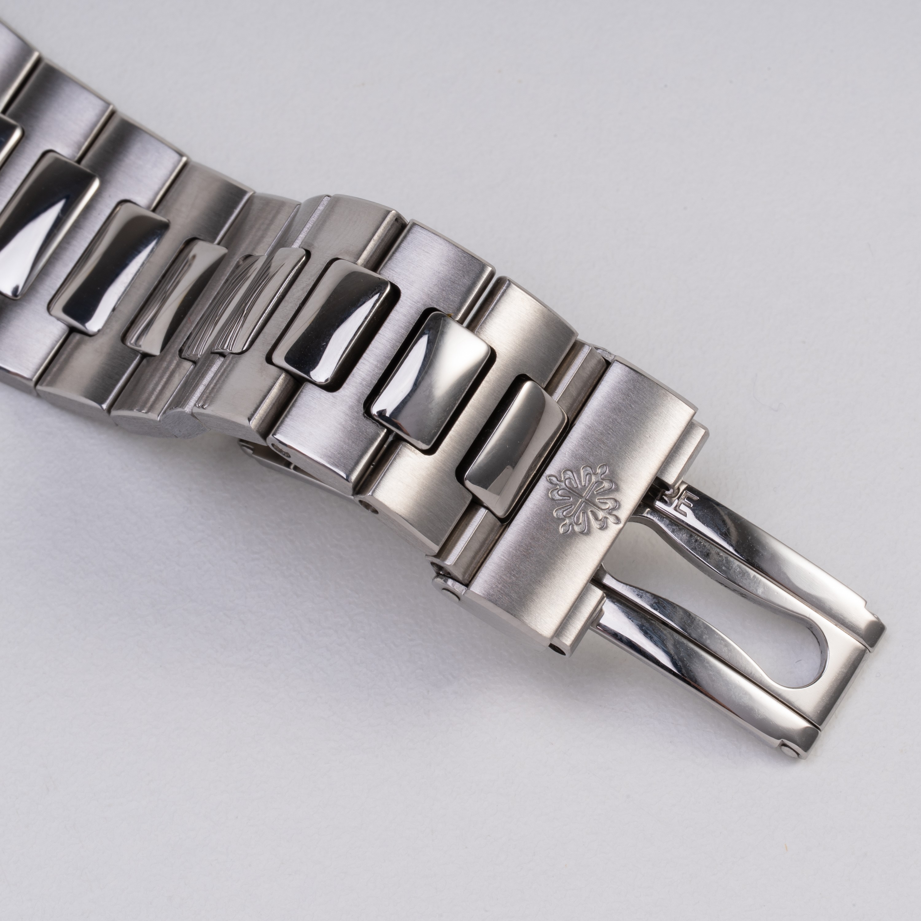 PATEK PHILIPE - NAUTILUS OROLOGIO SOLO TEMPO A CARICA AUTOMATICA IN ACCIAIO CON RISERVA DI CARICA...