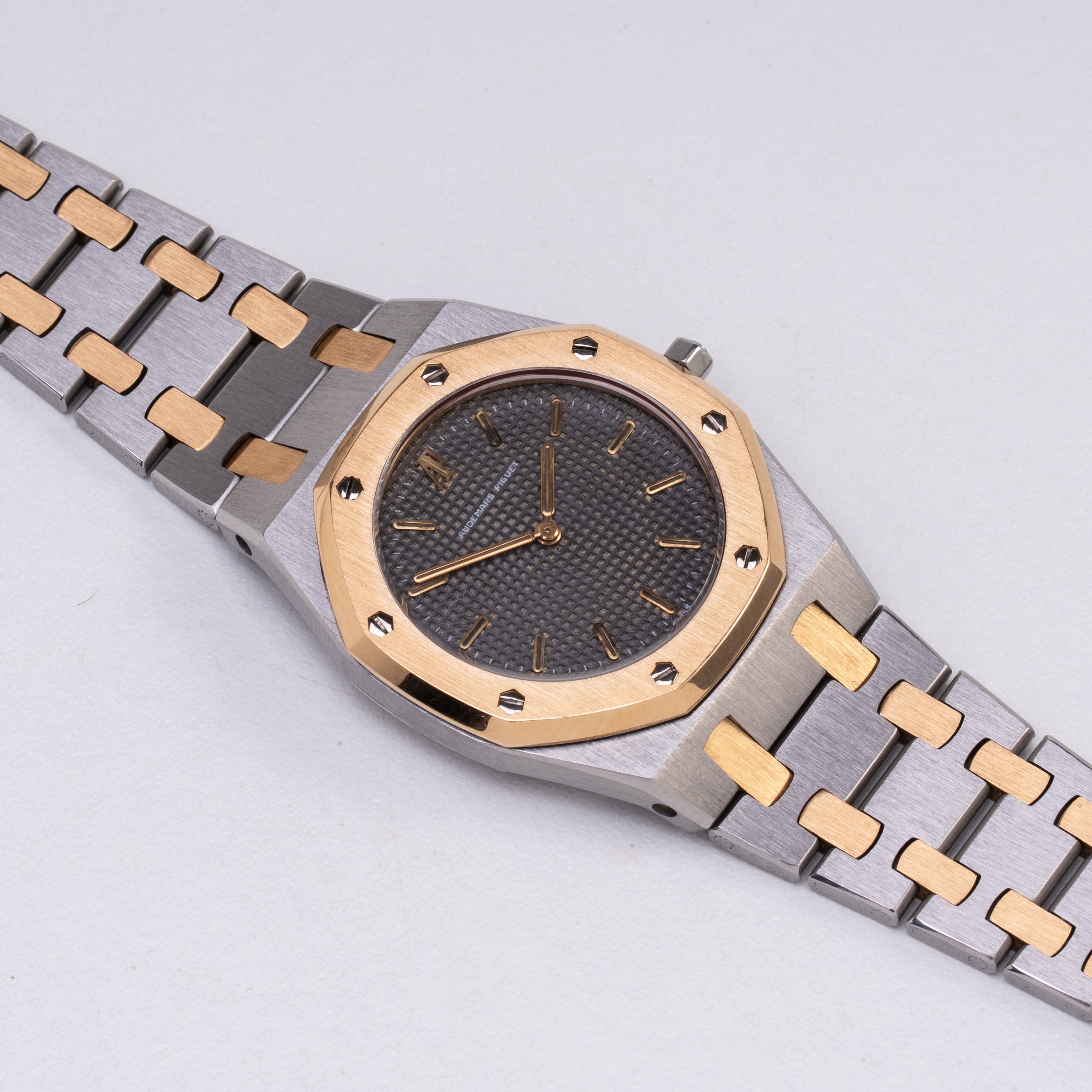 AUDEMARS PIGUET - ROYAL OAK OROLOGIO SOLO TEMPO AL QUARZO IN ACCIAIO E ORO GIALLO 18KT CON QUADRA...