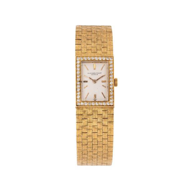 AUDEMARS PIGUET - AUDEMARS PIGUET MANUAL WINDING TIME ONLY WATCH IN 18KT YELLOW GOLD WITH BRILLIANT-CUT DIAMOND BEZEL, WHITE DIAL AND INTEGRATED BRACELET IN 18KT YELLOW GOLD