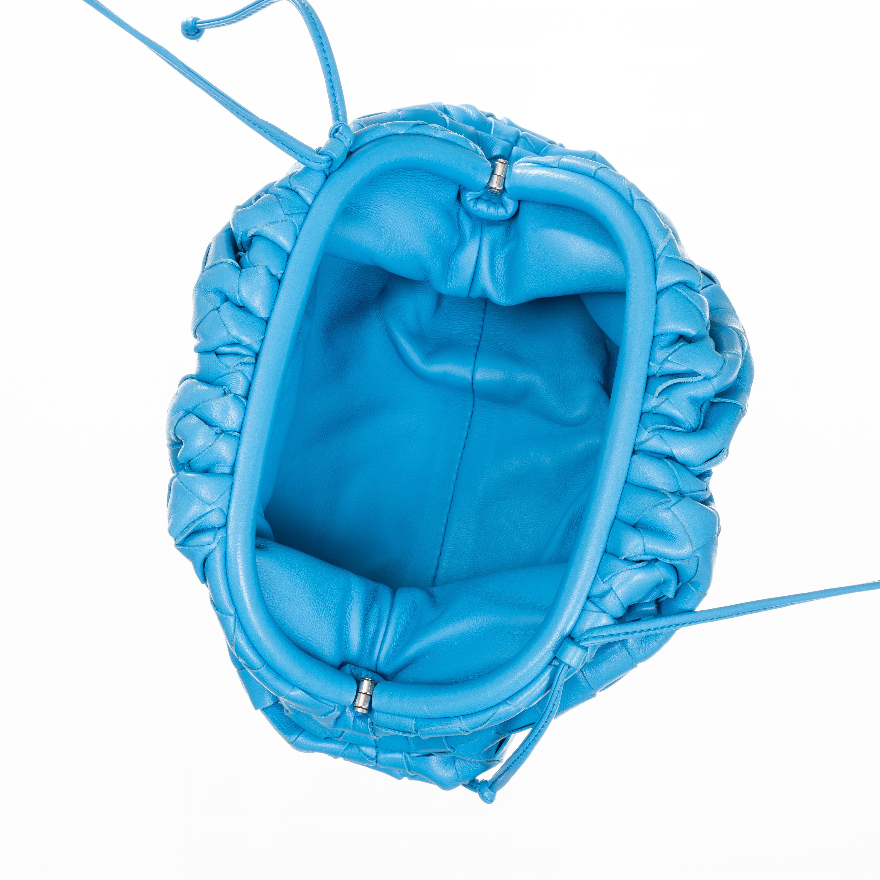 BOTTEGA VENETA MINI POUCH AZZURRA CON MOTIVO INTRECCIATO E TRACOLLA