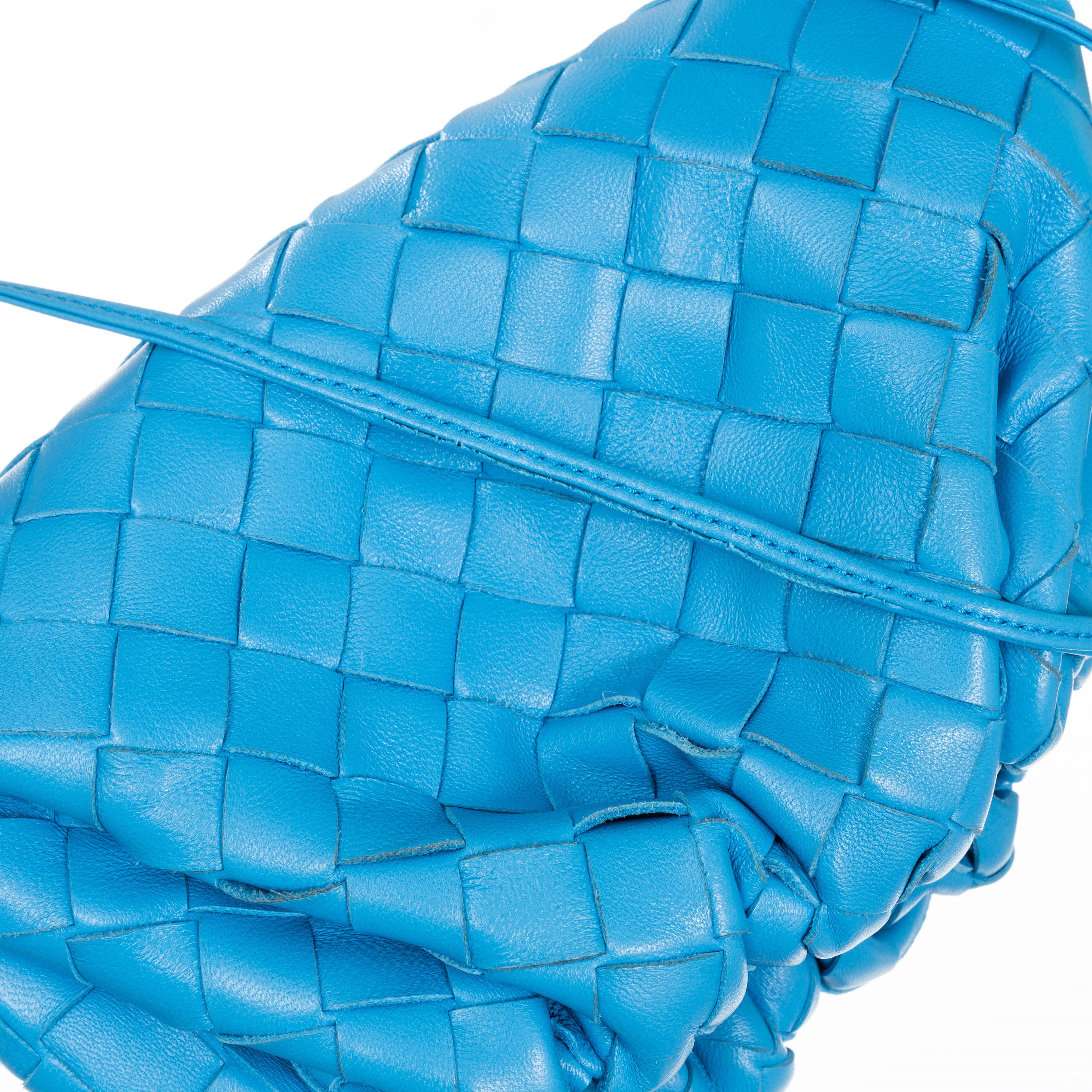 BOTTEGA VENETA MINI POUCH AZZURRA CON MOTIVO INTRECCIATO E TRACOLLA