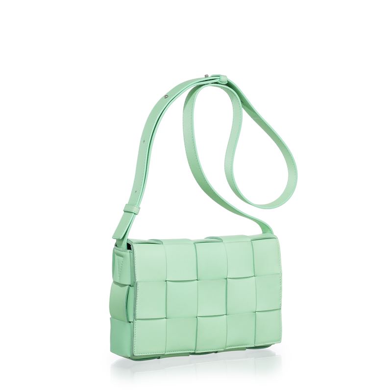 BOTTEGA VENETA BORSA A TRACOLLA CASSETTE IN PELLE CON MOTIVO INTRECCIO COLOR MENTA