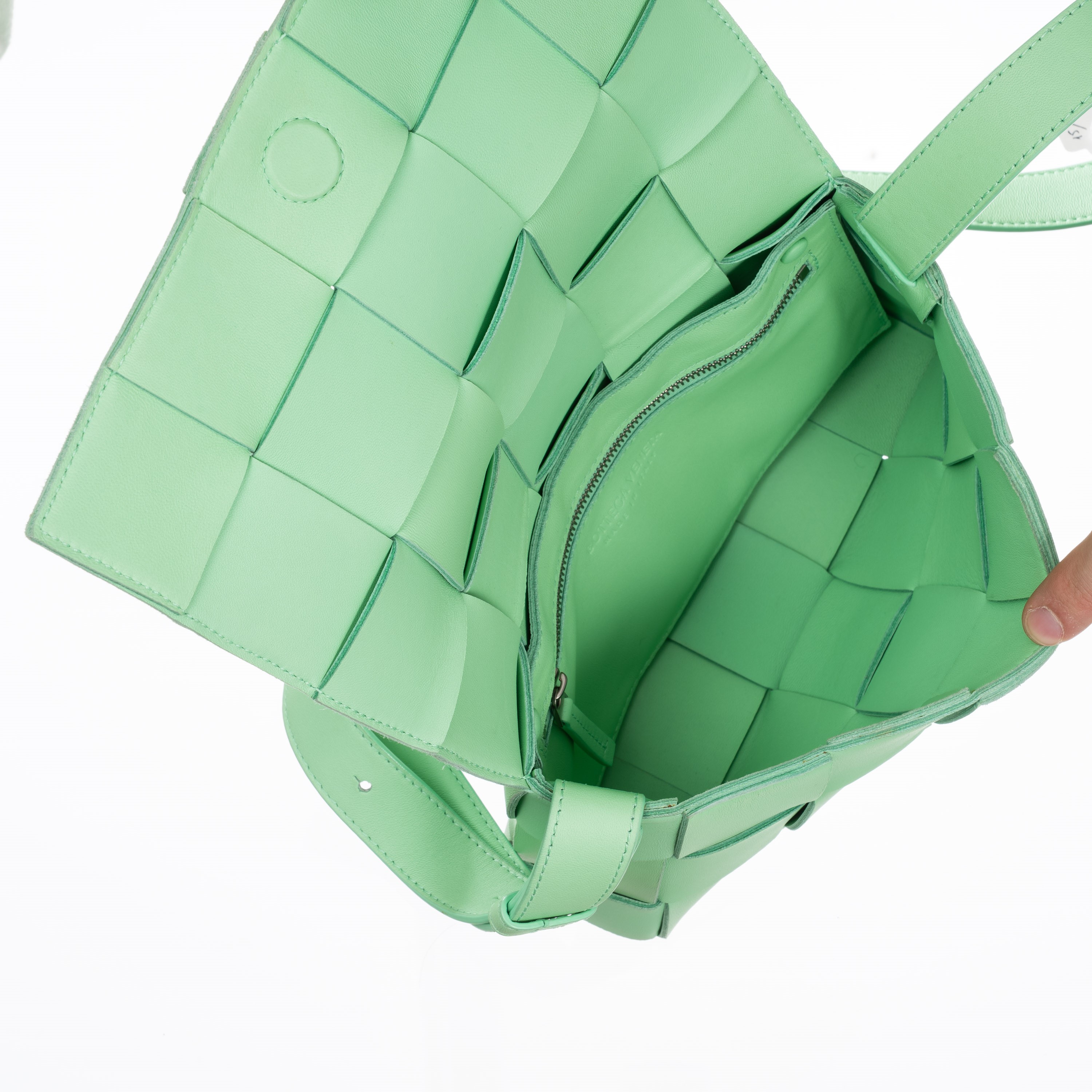 BOTTEGA VENETA BORSA A TRACOLLA CASSETTE IN PELLE CON MOTIVO INTRECCIO COLOR MENTA