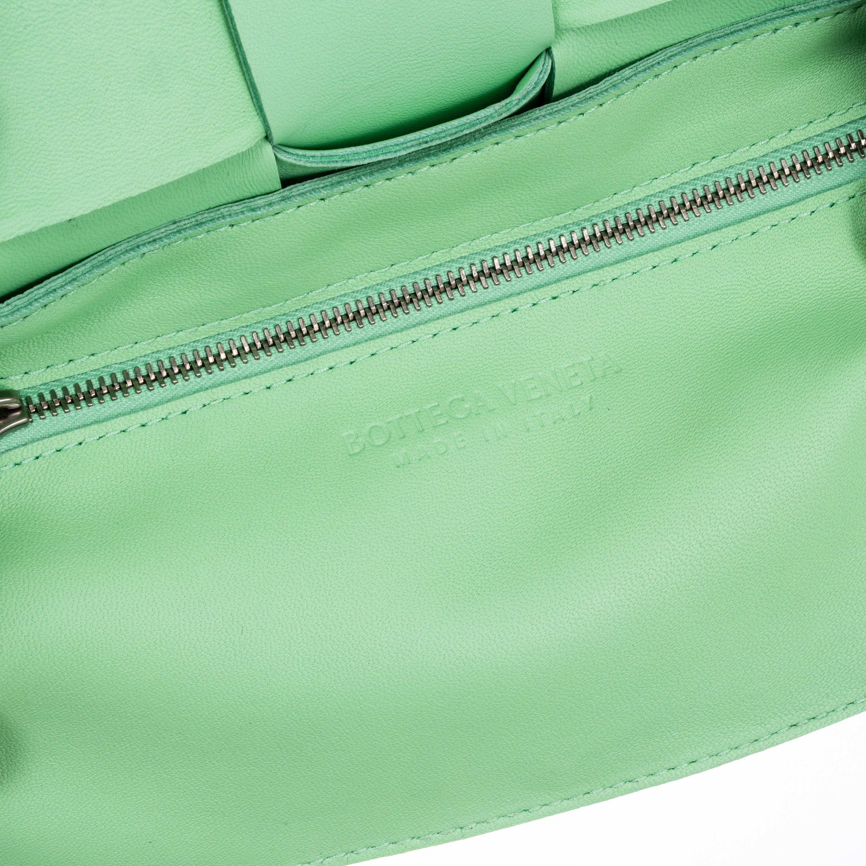 BOTTEGA VENETA BORSA A TRACOLLA CASSETTE IN PELLE CON MOTIVO INTRECCIO COLOR MENTA