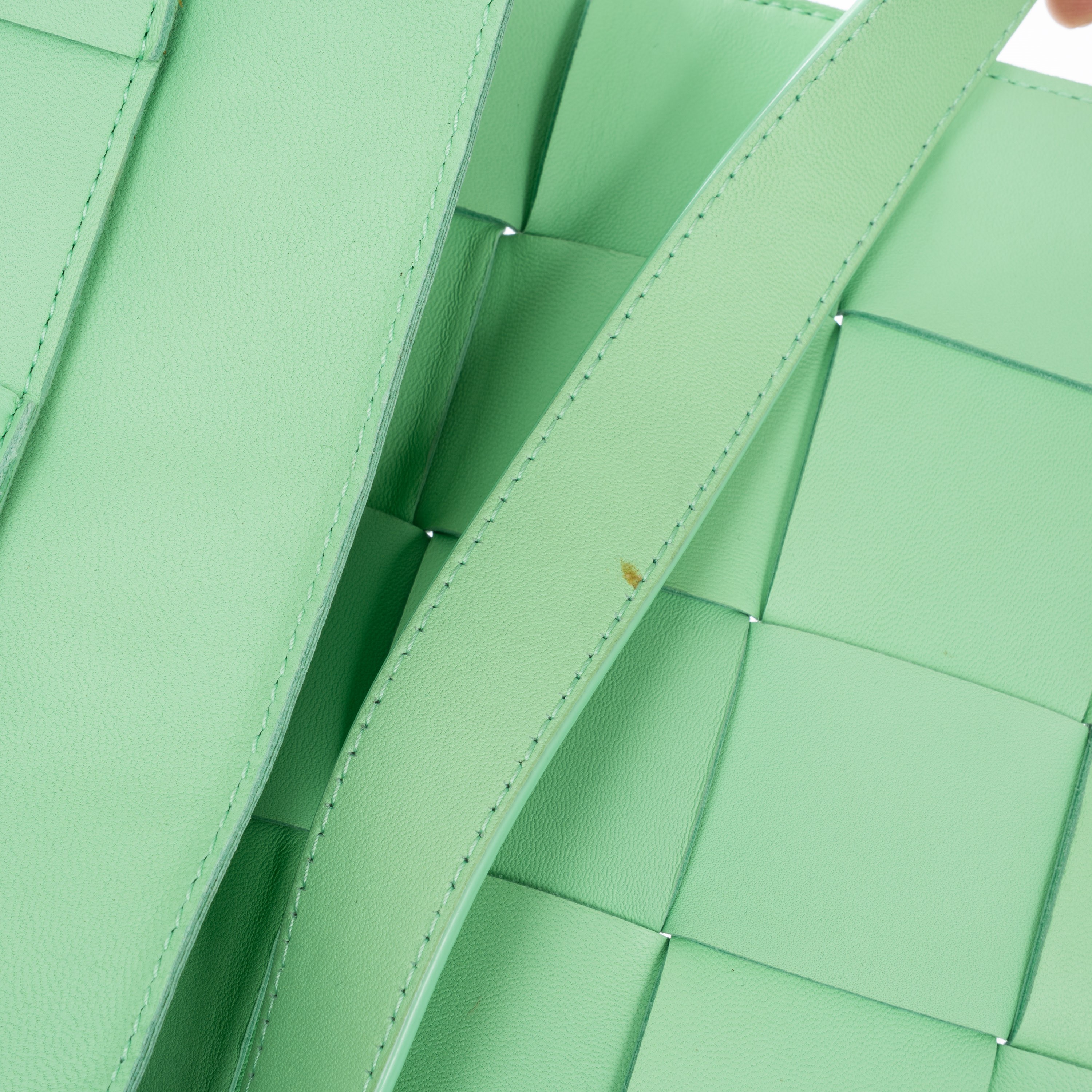 BOTTEGA VENETA BORSA A TRACOLLA CASSETTE IN PELLE CON MOTIVO INTRECCIO COLOR MENTA