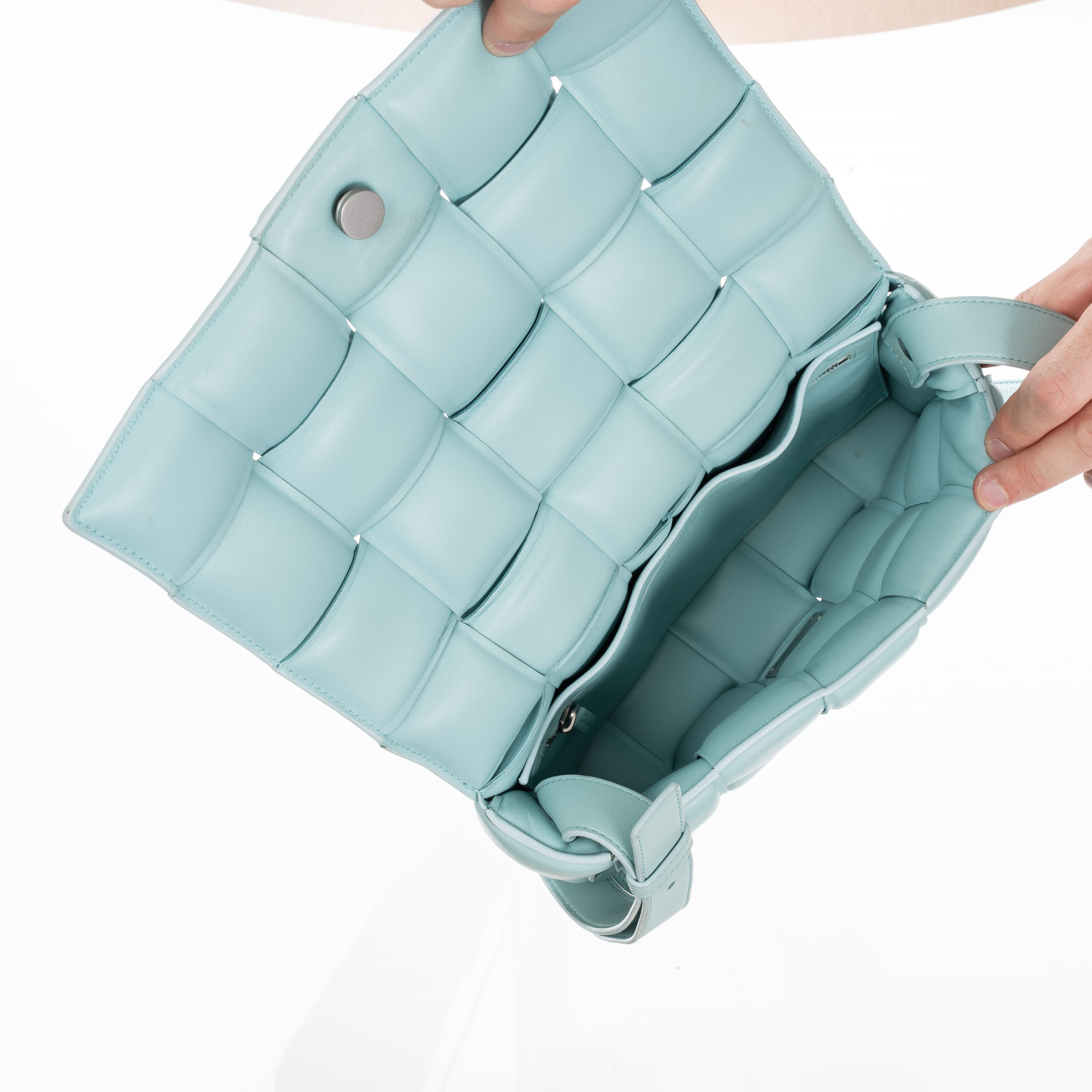 BOTTEGA VENETA BORSA CROSS-BODY PADDED CASSETTE IN PELLE INTRECCIO IMBOTTITO AZZURRA