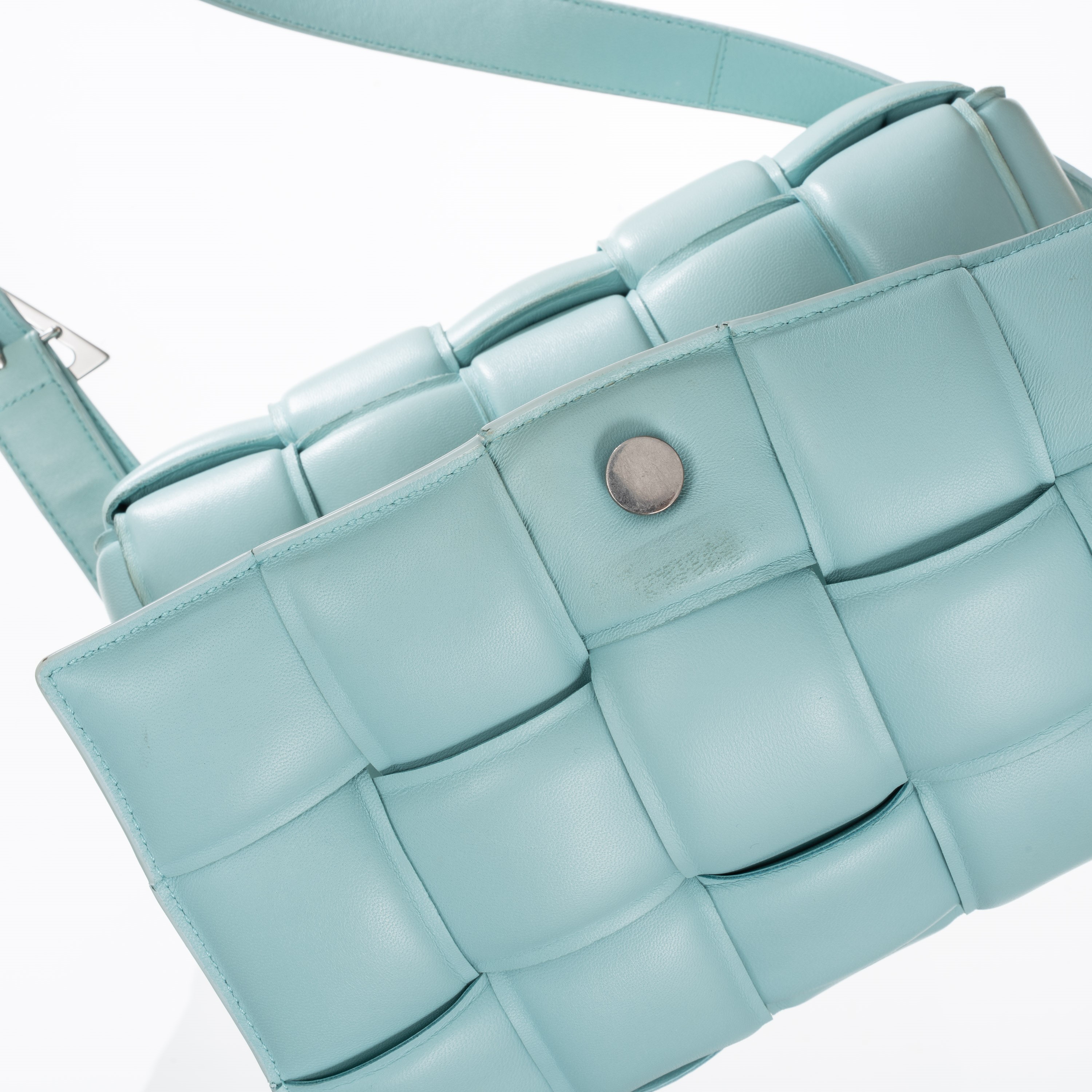BOTTEGA VENETA BORSA CROSS-BODY PADDED CASSETTE IN PELLE INTRECCIO IMBOTTITO AZZURRA