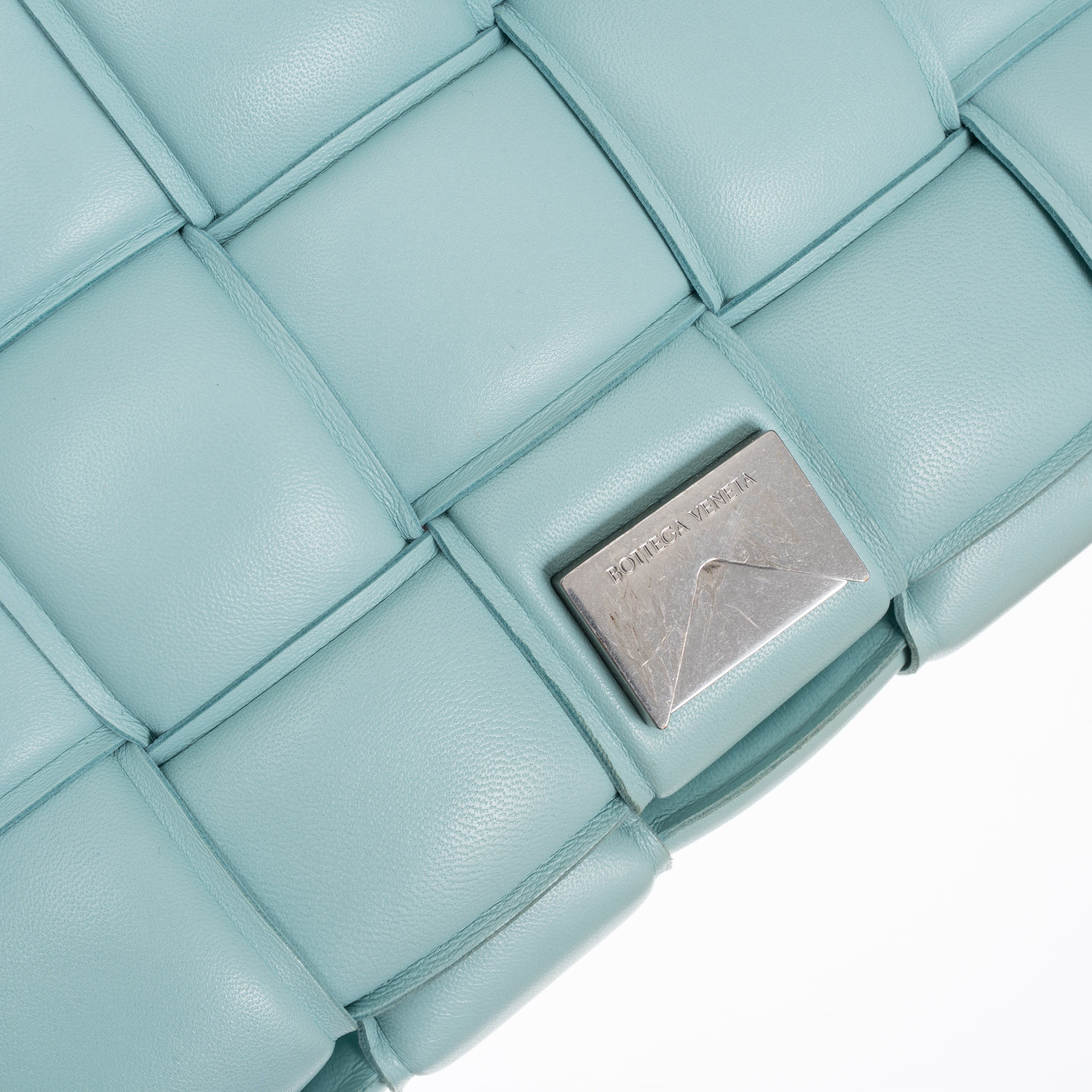 BOTTEGA VENETA BORSA CROSS-BODY PADDED CASSETTE IN PELLE INTRECCIO IMBOTTITO AZZURRA