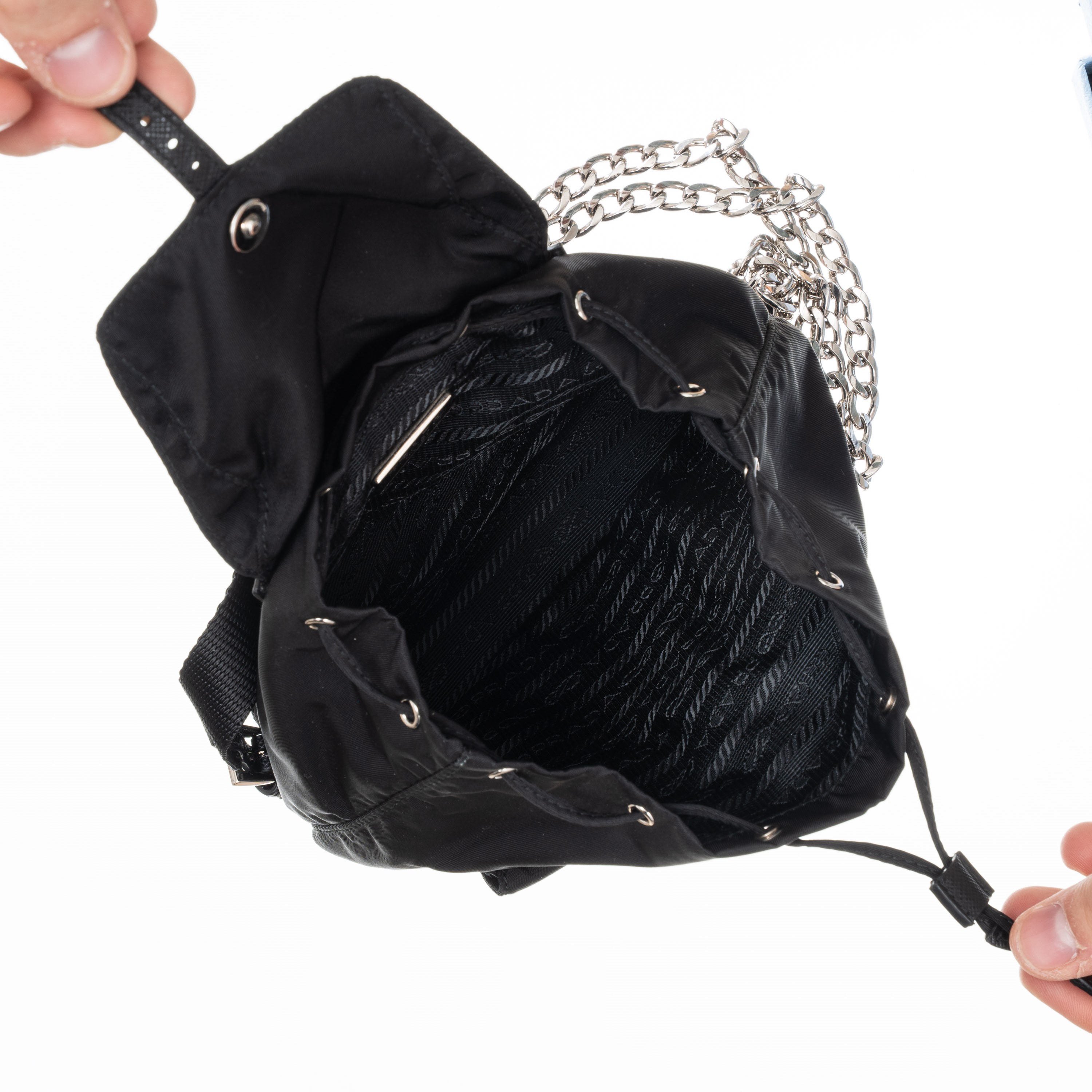 PRADA MINI ZAINO RE-EDITION IN TELA VELA COLORE NERO