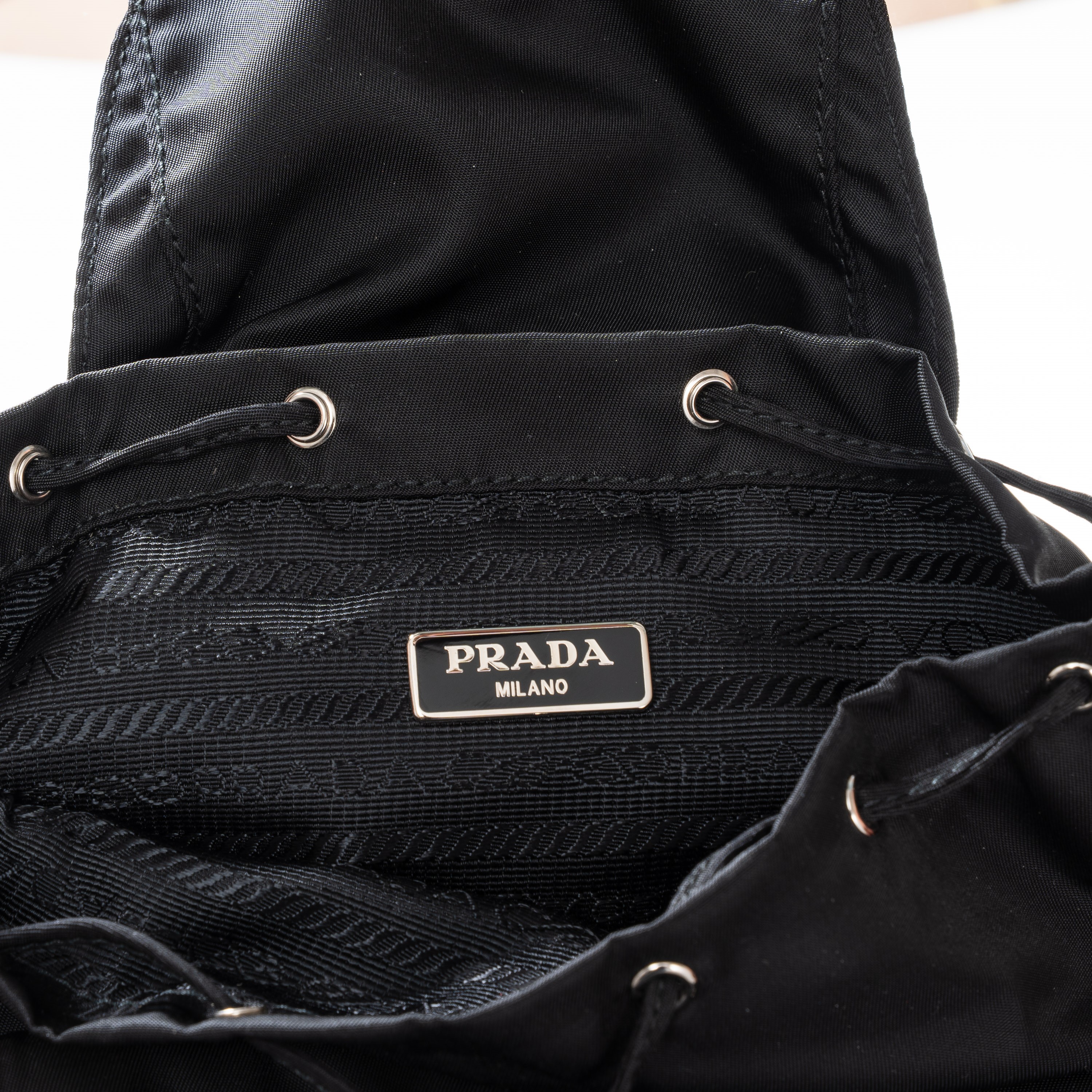 PRADA MINI ZAINO RE-EDITION IN TELA VELA COLORE NERO