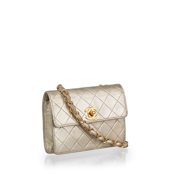 CHANEL - CHANEL VINTAGE MICRO BAG TIMELESS IN PELLE D’AGNELLO DORATA