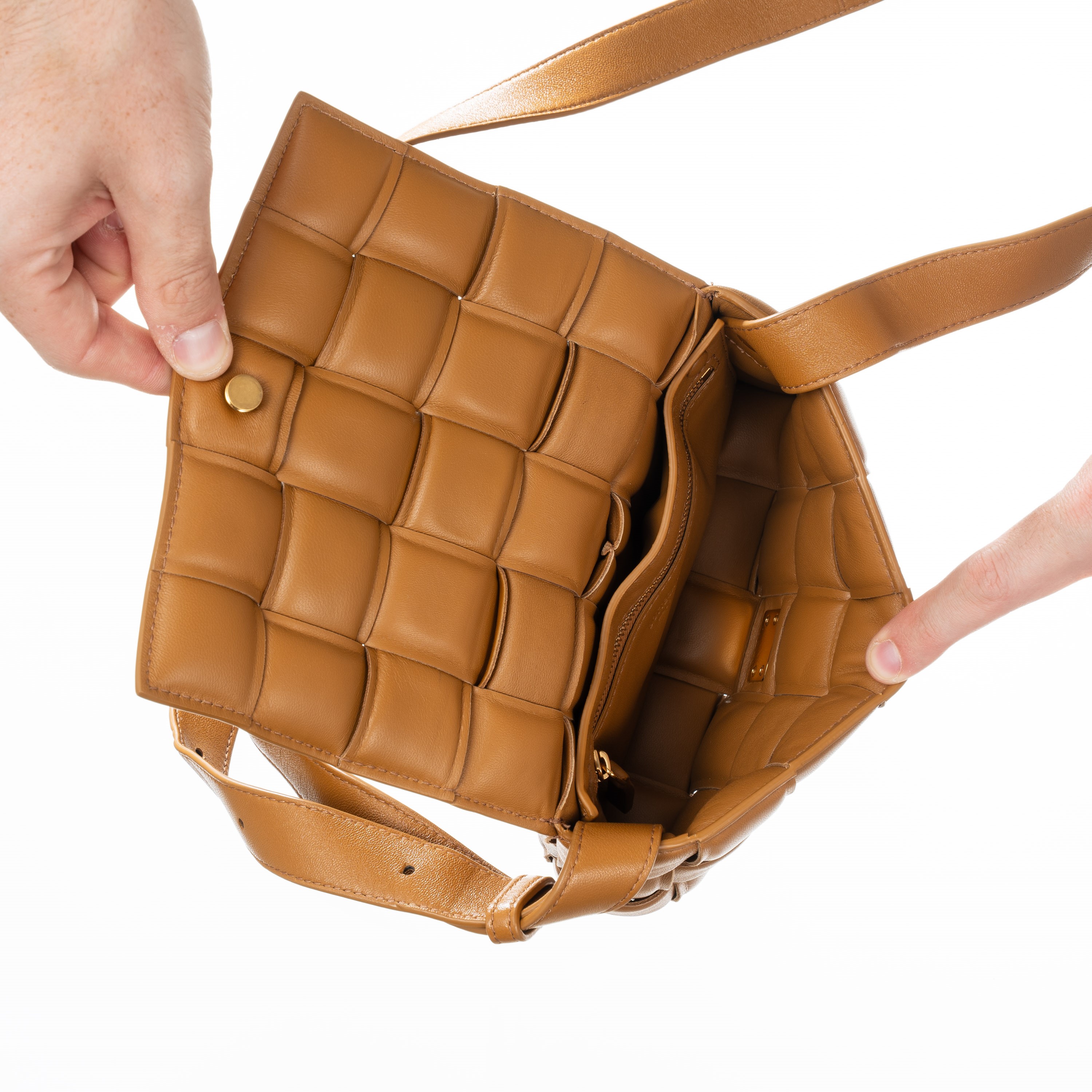 BOTTEGA VENETA PADDED CASSETTE PICCOLA IN PELLE D’AGNELLO MOTIVO INTRECCIO IMBOTTITO COLORE CAMME...