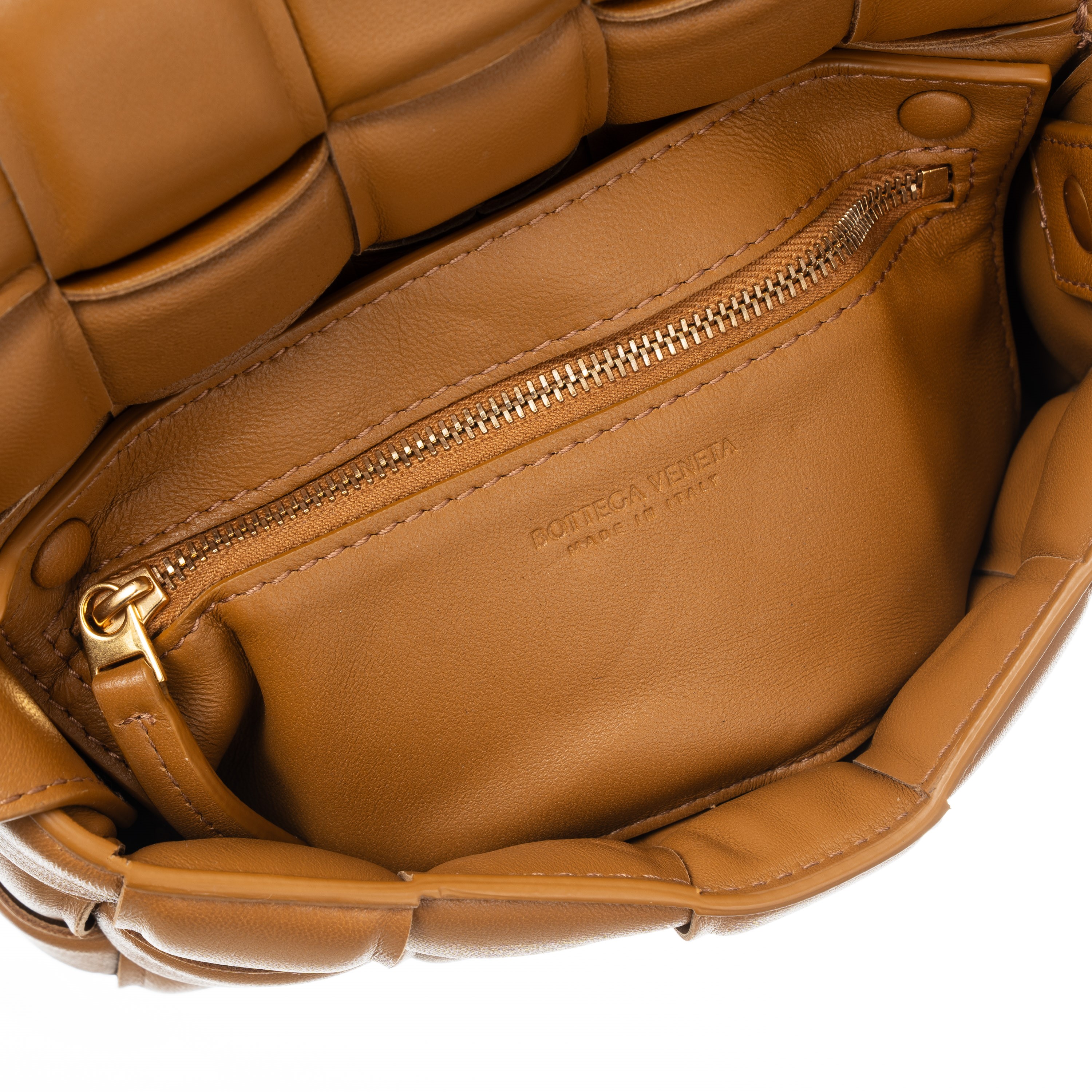 BOTTEGA VENETA PADDED CASSETTE PICCOLA IN PELLE D’AGNELLO MOTIVO INTRECCIO IMBOTTITO COLORE CAMME...