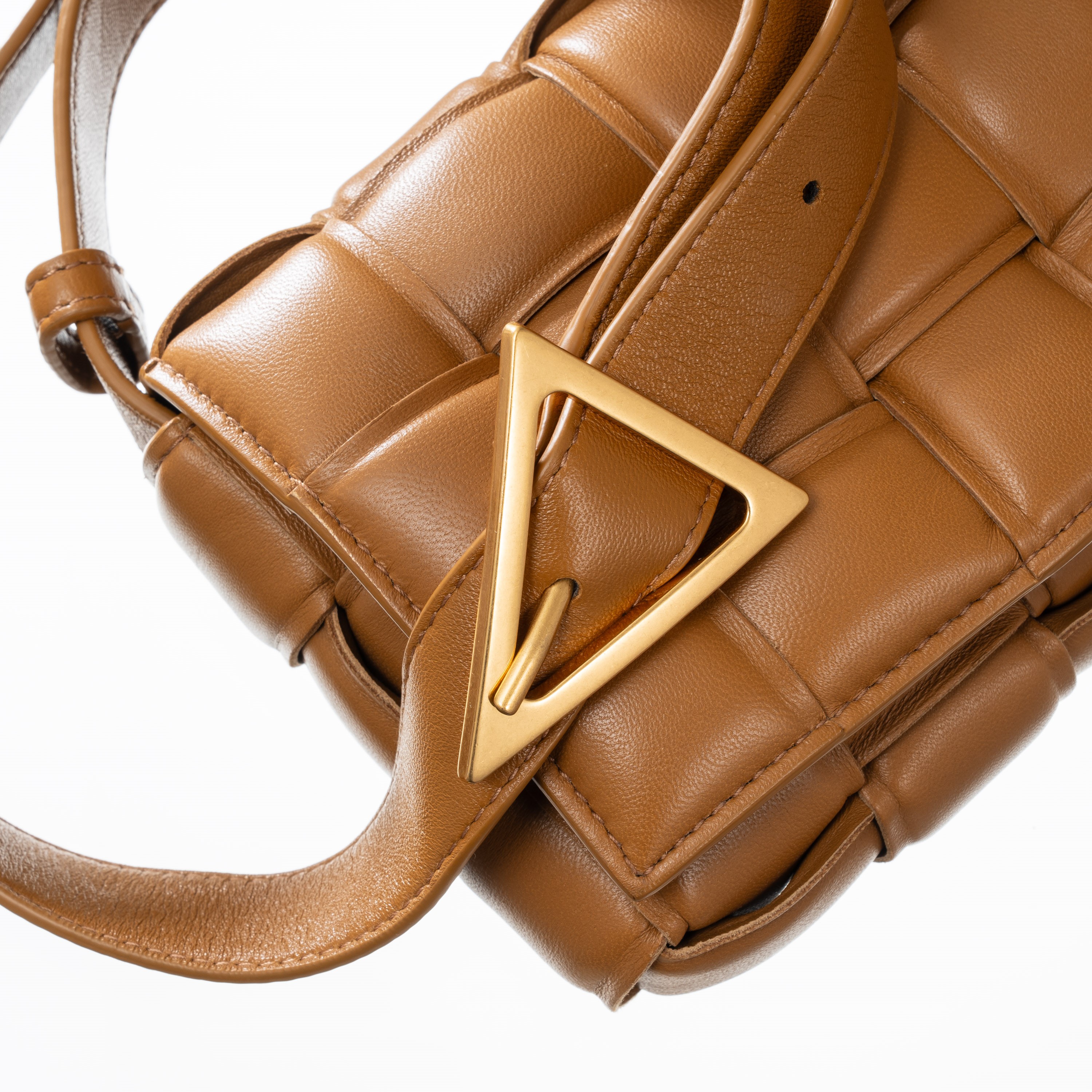 BOTTEGA VENETA PADDED CASSETTE PICCOLA IN PELLE D’AGNELLO MOTIVO INTRECCIO IMBOTTITO COLORE CAMME...