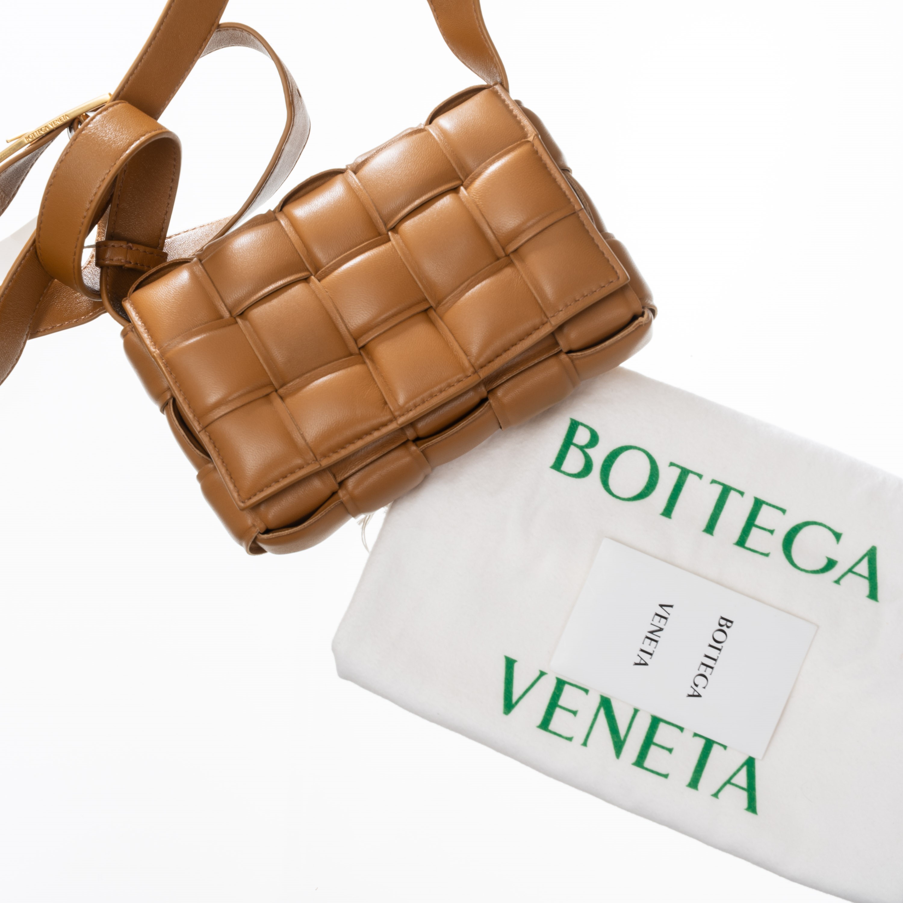 BOTTEGA VENETA PADDED CASSETTE PICCOLA IN PELLE D’AGNELLO MOTIVO INTRECCIO IMBOTTITO COLORE CAMME...