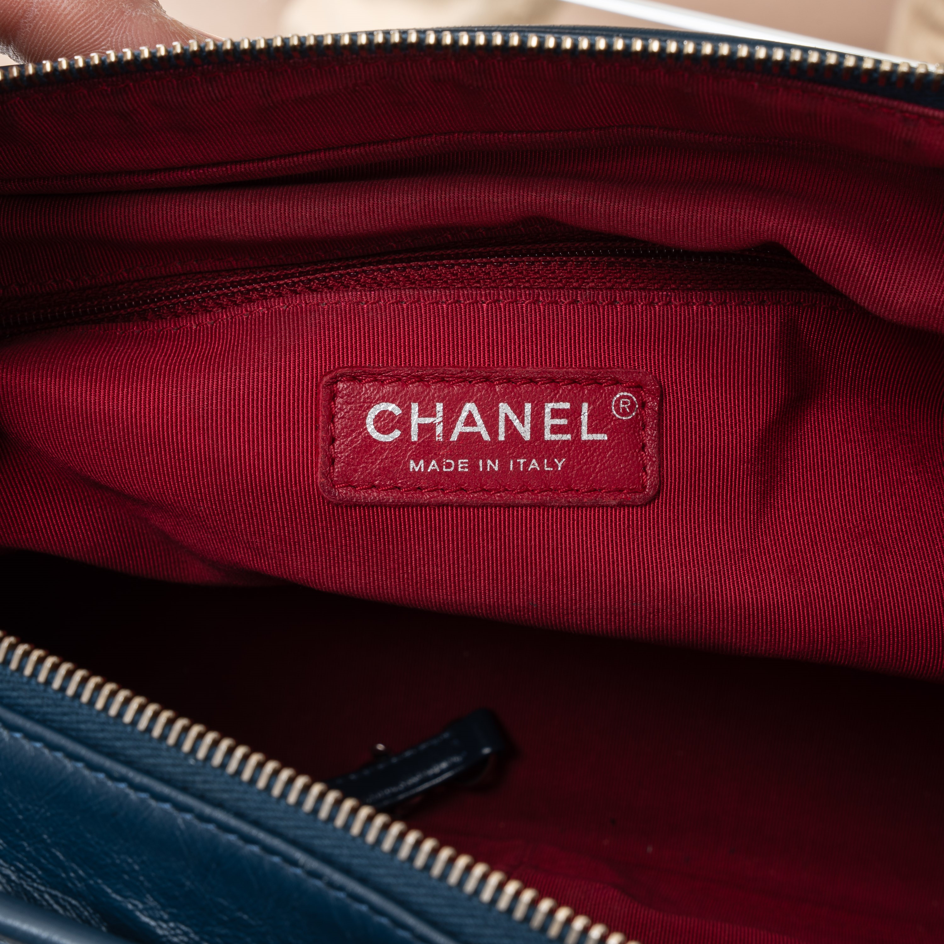 CHANEL BORSA GABRIELLE MEDIA IN PELLE EFFETTO INVECCHIATO BLU