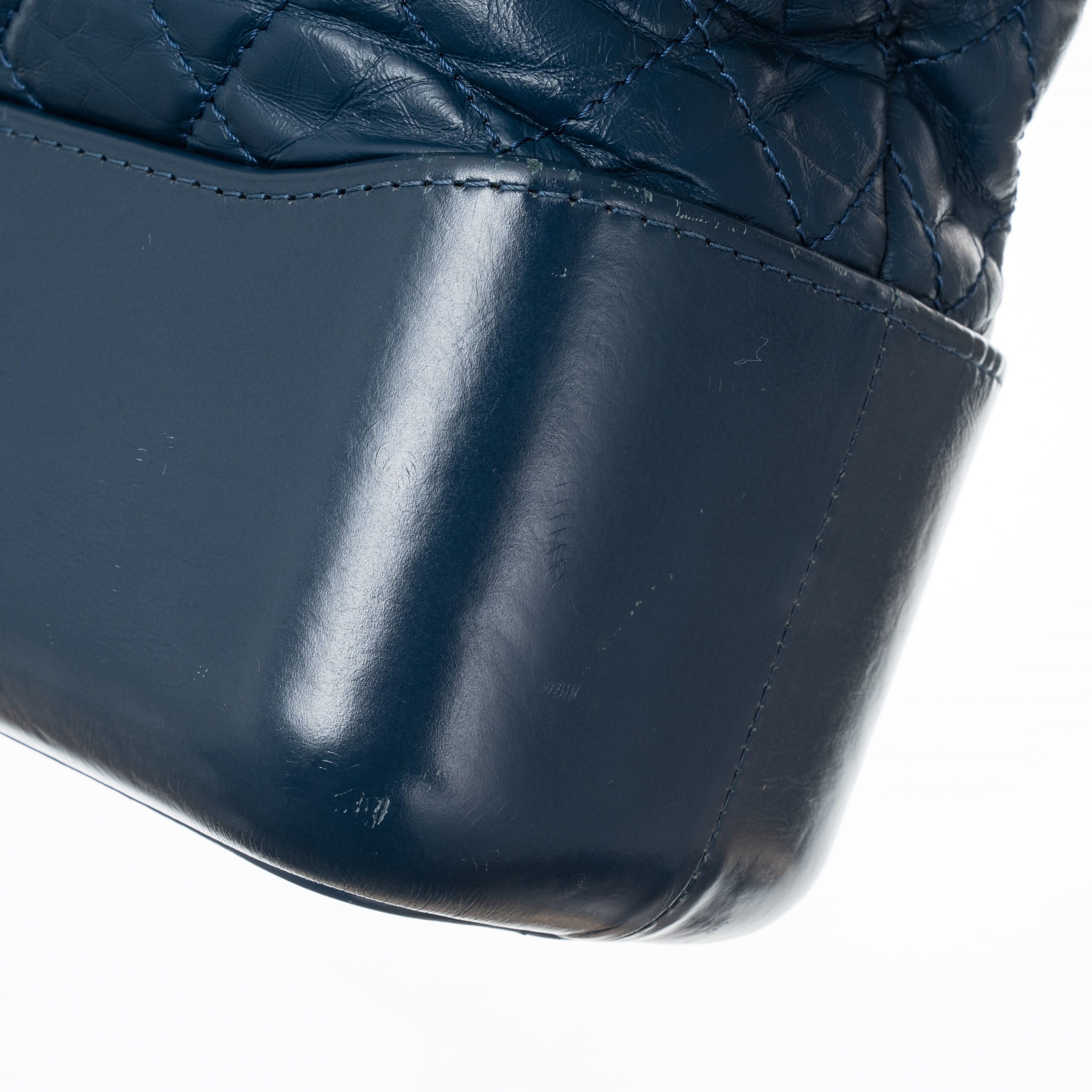 CHANEL BORSA GABRIELLE MEDIA IN PELLE EFFETTO INVECCHIATO BLU