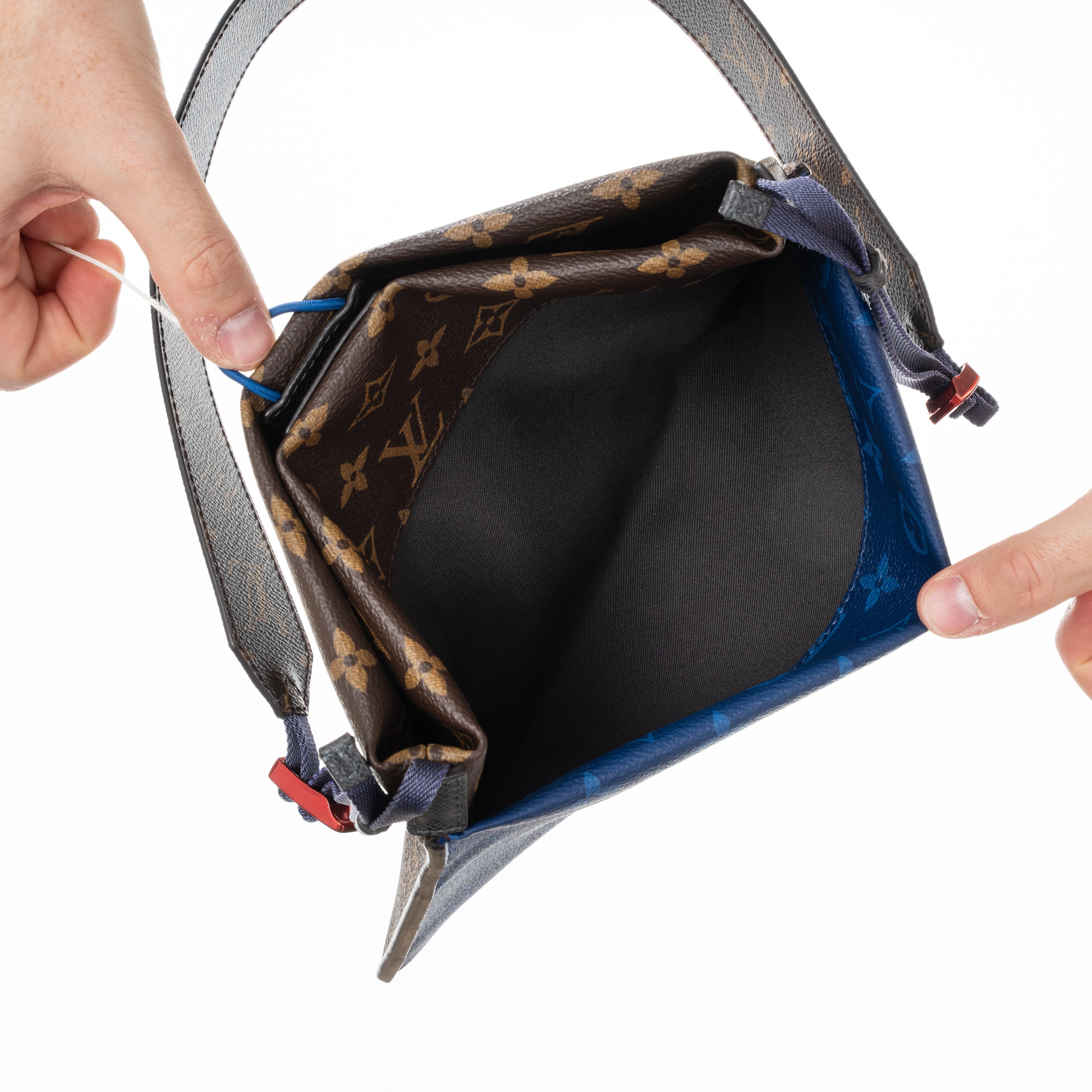 LOUIS VUITTON TRACOLLA OUTDOOR PICCOLA, BLU PACIFICO