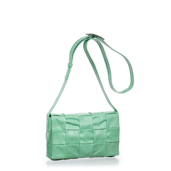 BOTTEGA VENETA - BOTTEGA VENETA BORSA A TRACOLLA STRETCH CASSETTE IN PELLE CON MOTIVO INTRECCIO COLOR MENTA