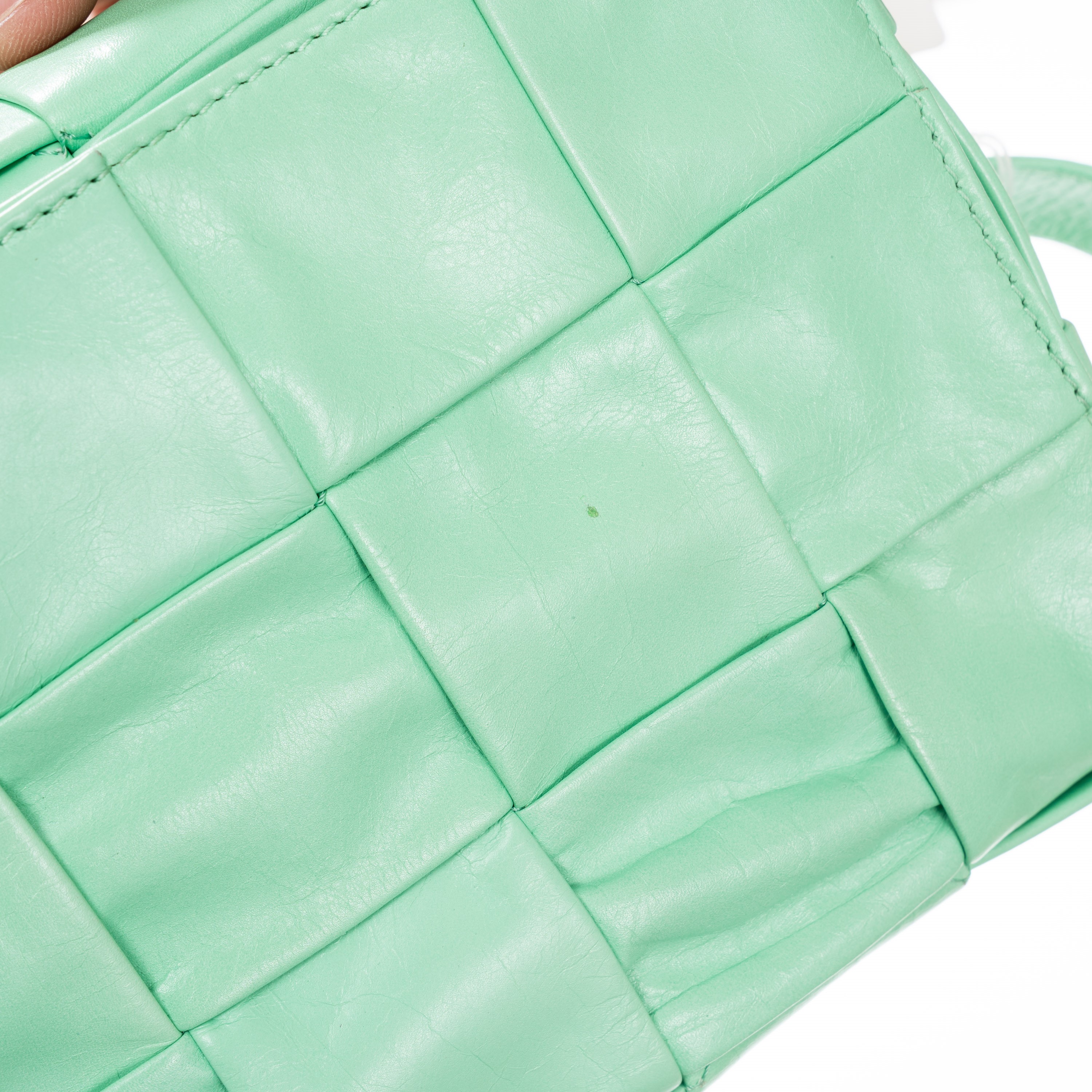 BOTTEGA VENETA BORSA A TRACOLLA STRETCH CASSETTE IN PELLE CON MOTIVO INTRECCIO COLOR MENTA