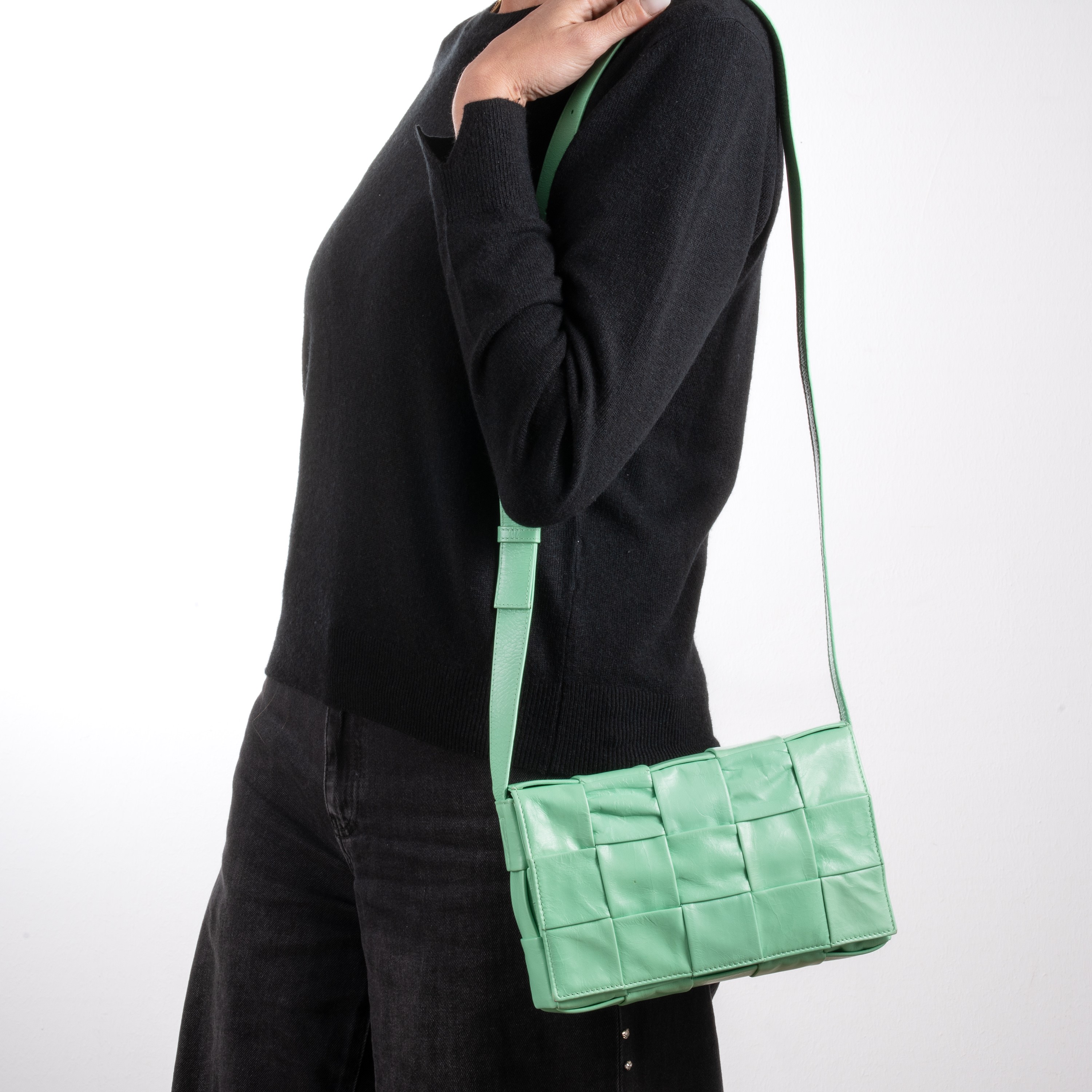 BOTTEGA VENETA BORSA A TRACOLLA STRETCH CASSETTE IN PELLE CON MOTIVO INTRECCIO COLOR MENTA