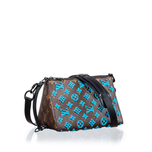 LOUIS VUITTON - LOUIS VUITTON  TRIANGLE MESSENGER TUFFETAGE IN TELA MONOGRAM E DETTAGLI LOGHI AZZURRI IN RILIEVO