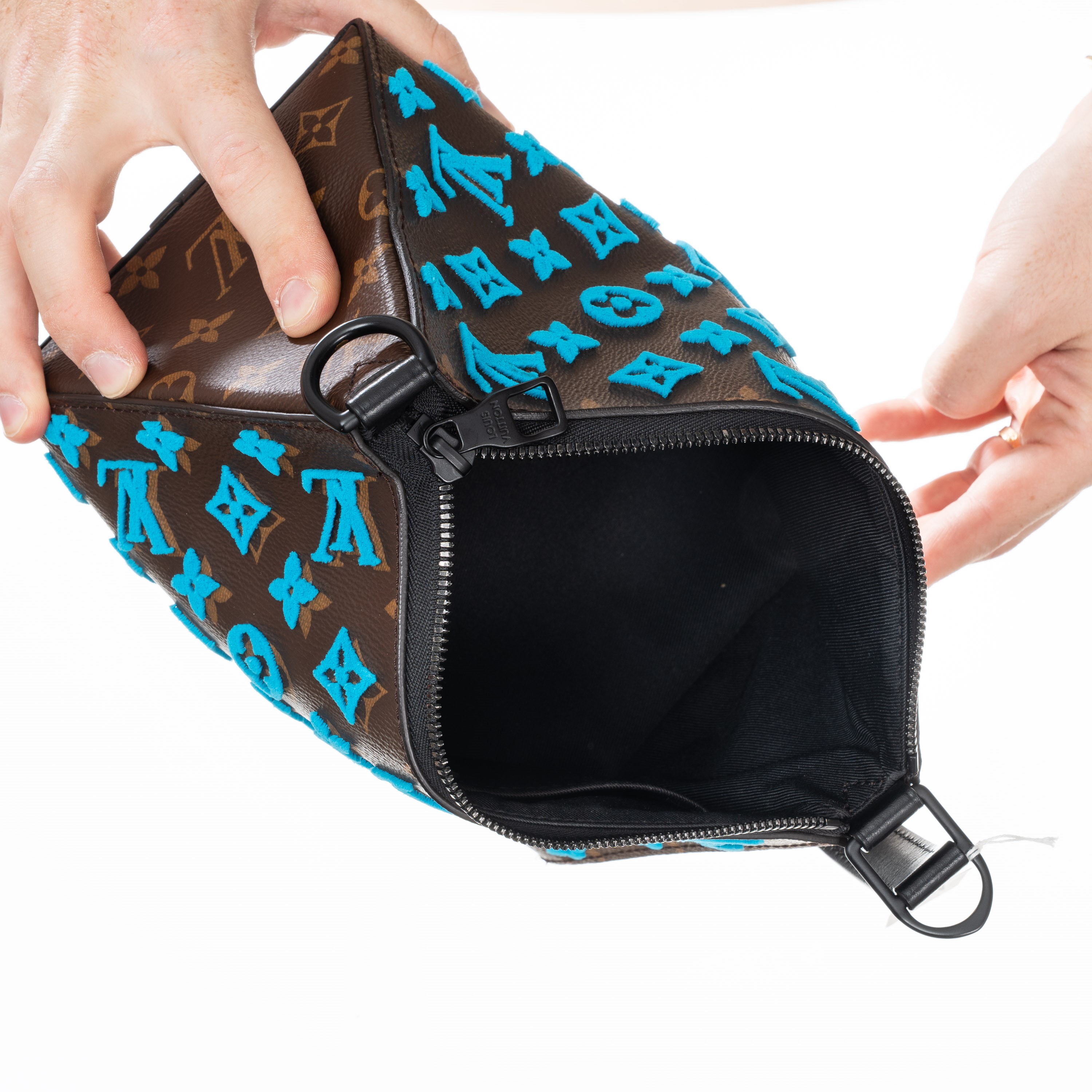 LOUIS VUITTON TRIANGLE MESSENGER TUFFETAGE IN TELA MONOGRAM E DETTAGLI LOGHI AZZURRI IN RILIEVO