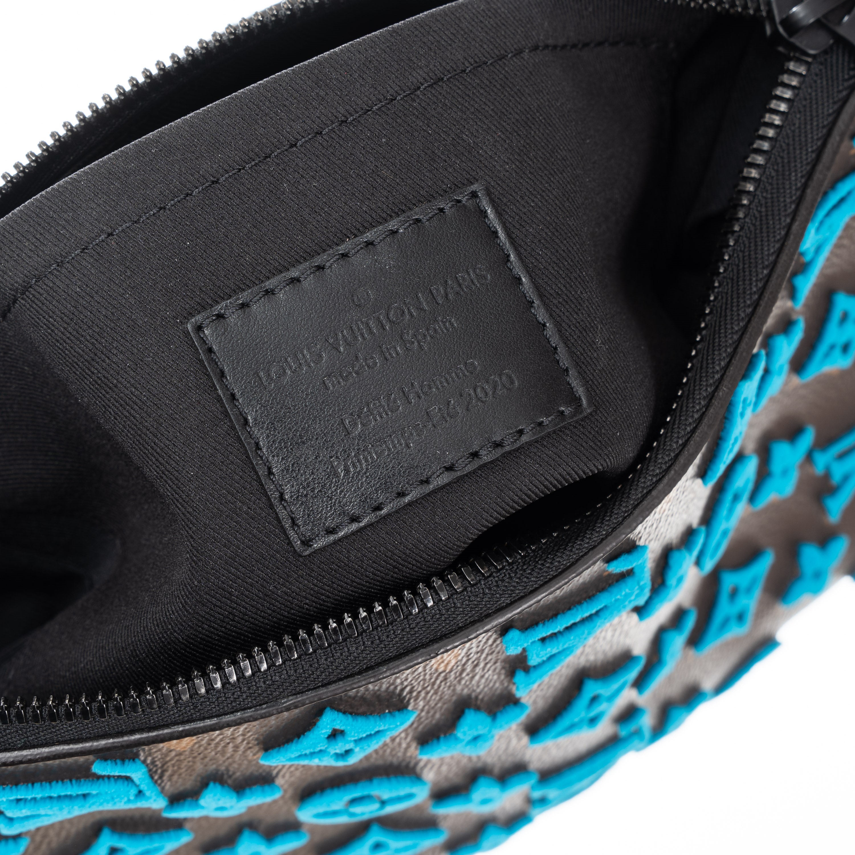 LOUIS VUITTON TRIANGLE MESSENGER TUFFETAGE IN TELA MONOGRAM E DETTAGLI LOGHI AZZURRI IN RILIEVO