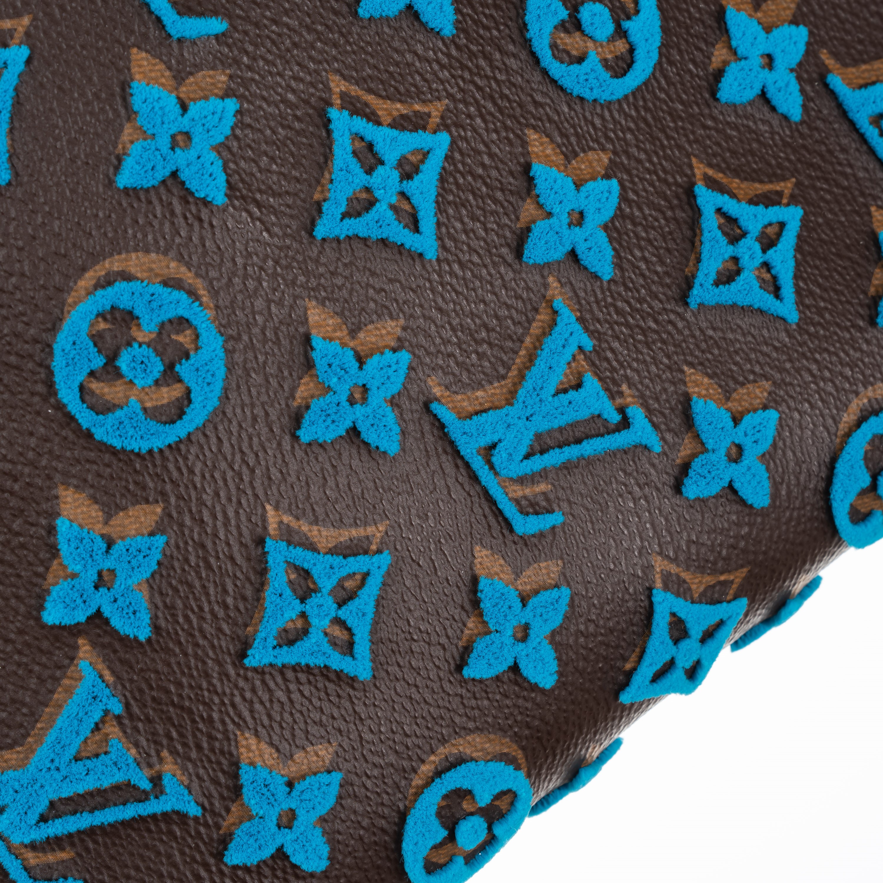 LOUIS VUITTON TRIANGLE MESSENGER TUFFETAGE IN TELA MONOGRAM E DETTAGLI LOGHI AZZURRI IN RILIEVO