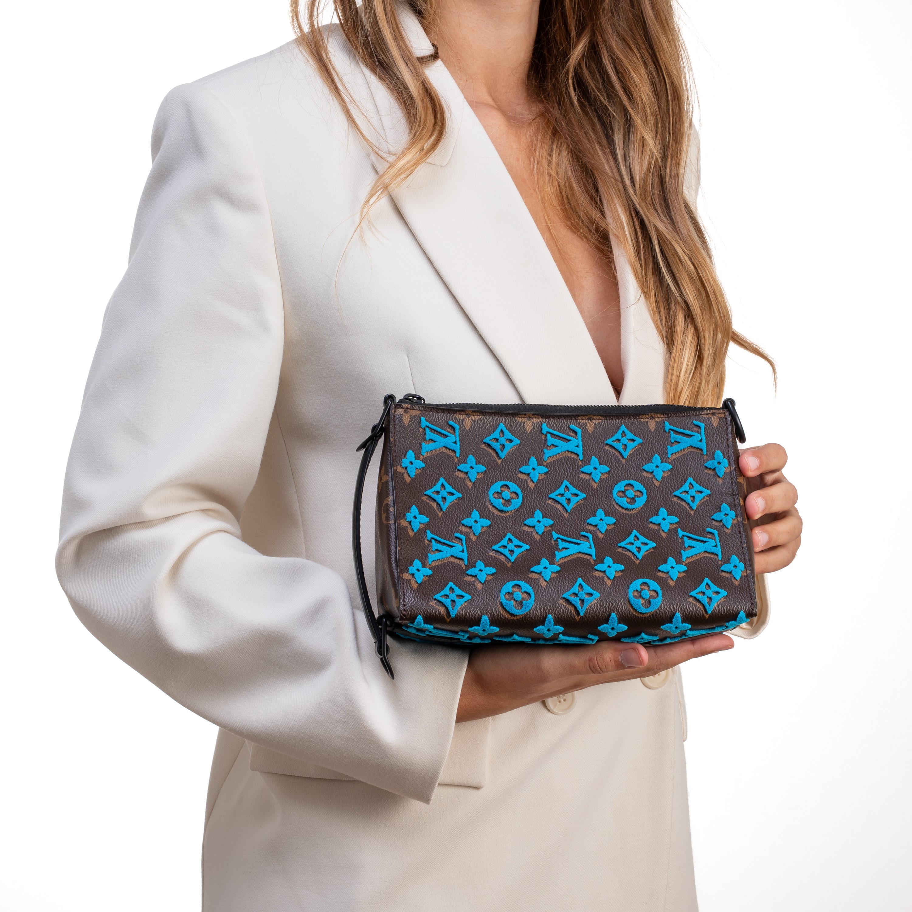 LOUIS VUITTON TRIANGLE MESSENGER TUFFETAGE IN TELA MONOGRAM E DETTAGLI LOGHI AZZURRI IN RILIEVO