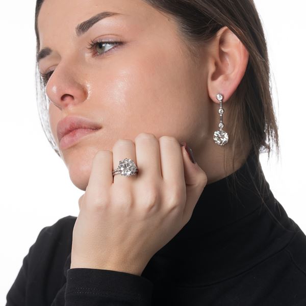 ANELLO IN PLATINO CON DIAMANTE CENTRALE TAGLIO BRILLANTE E DIAMANTI