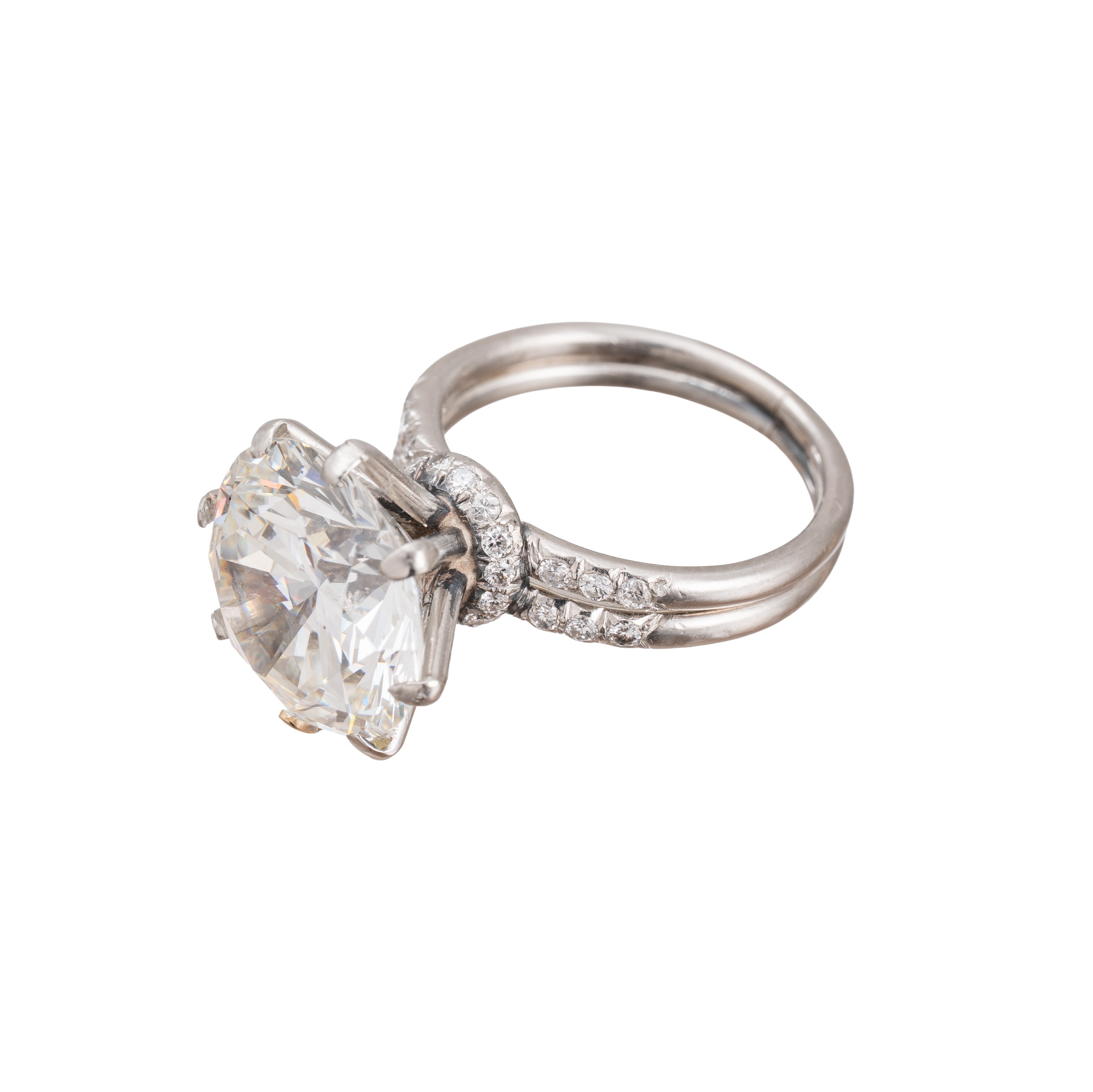 ANELLO IN PLATINO CON DIAMANTE CENTRALE TAGLIO BRILLANTE E DIAMANTI