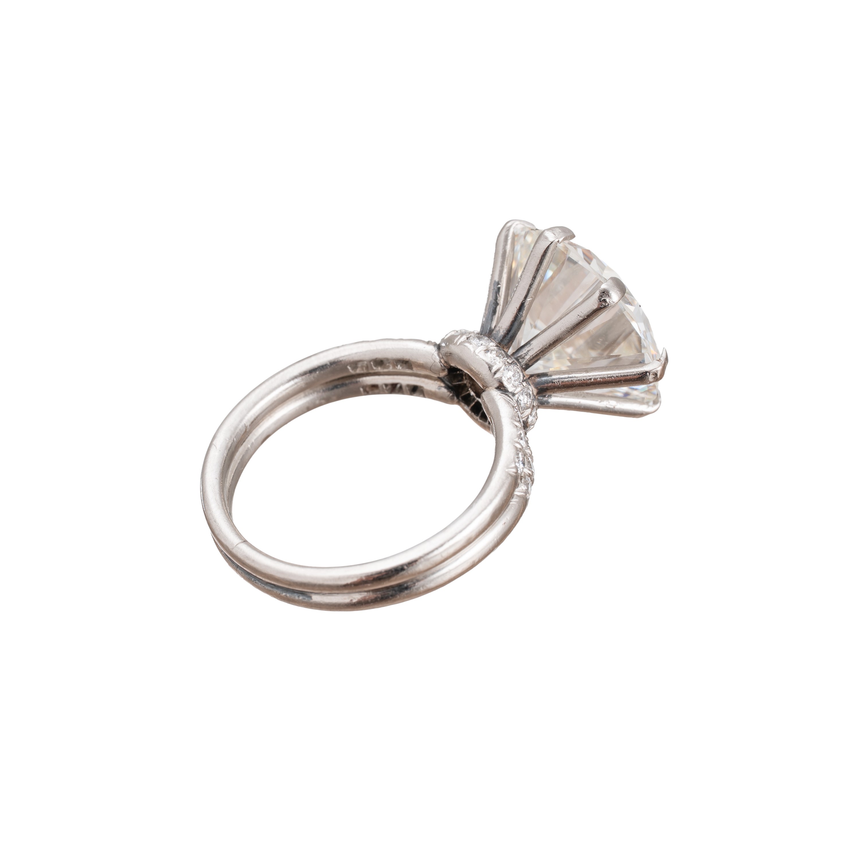 ANELLO IN PLATINO CON DIAMANTE CENTRALE TAGLIO BRILLANTE E DIAMANTI