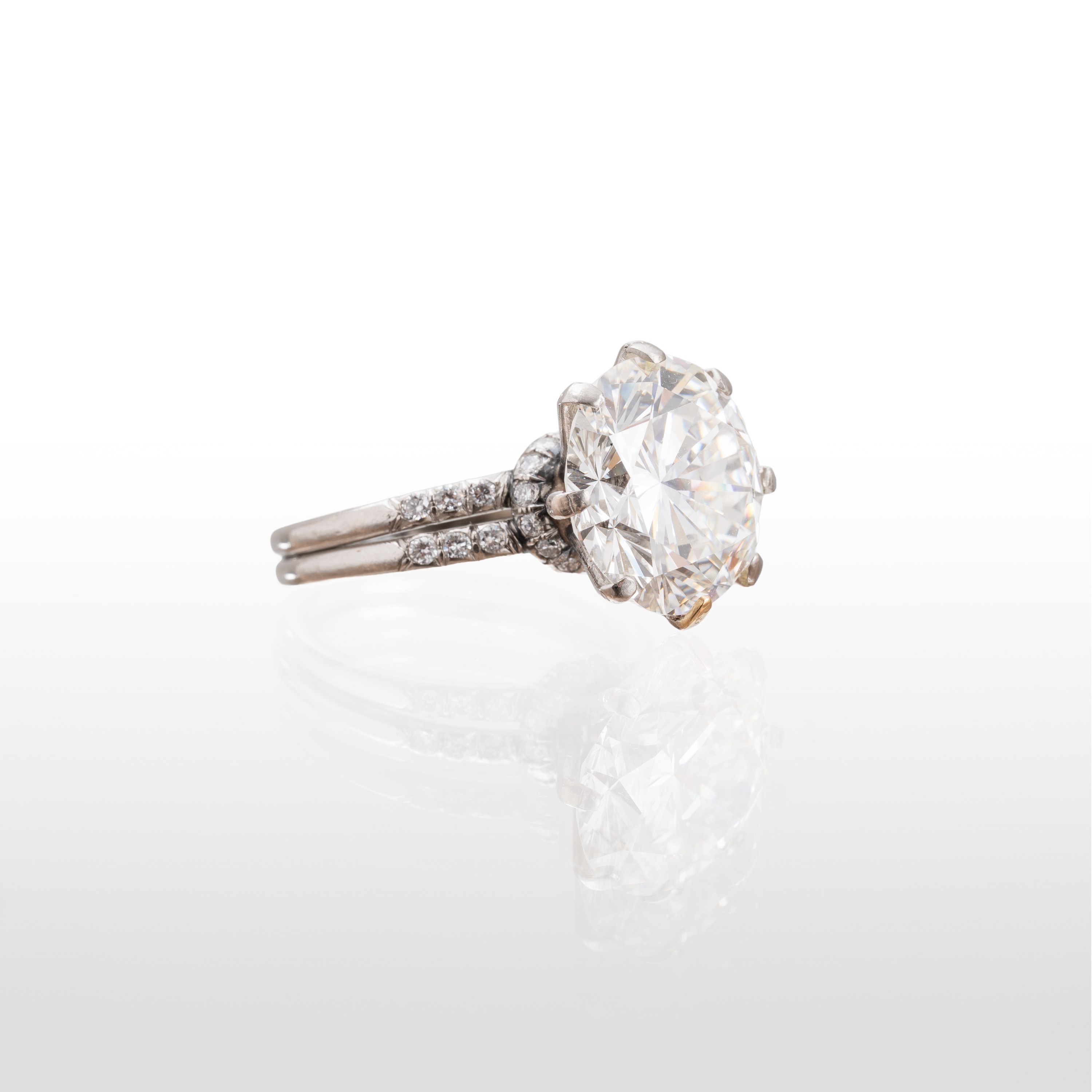 ANELLO IN PLATINO CON DIAMANTE CENTRALE TAGLIO BRILLANTE E DIAMANTI