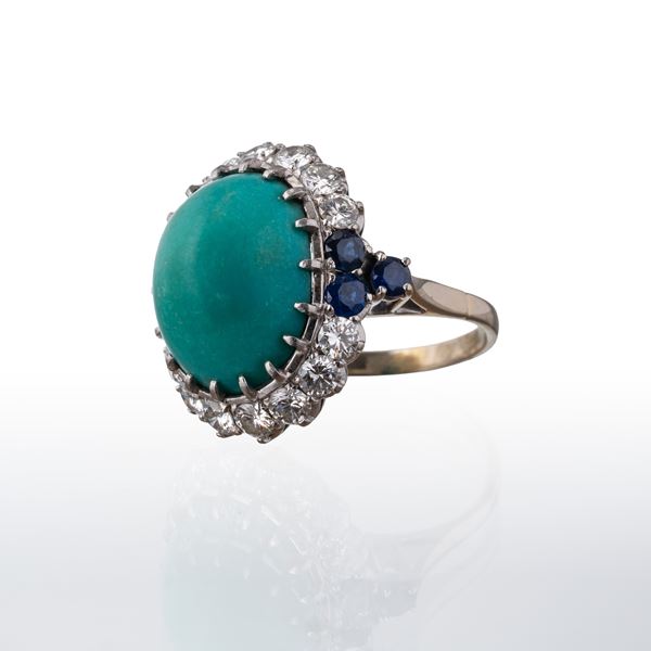ANELLO IN ORO BIANCO CON TURCHESE TAGLIO CABOCHON, DIAMANTI E ZAFFIRI