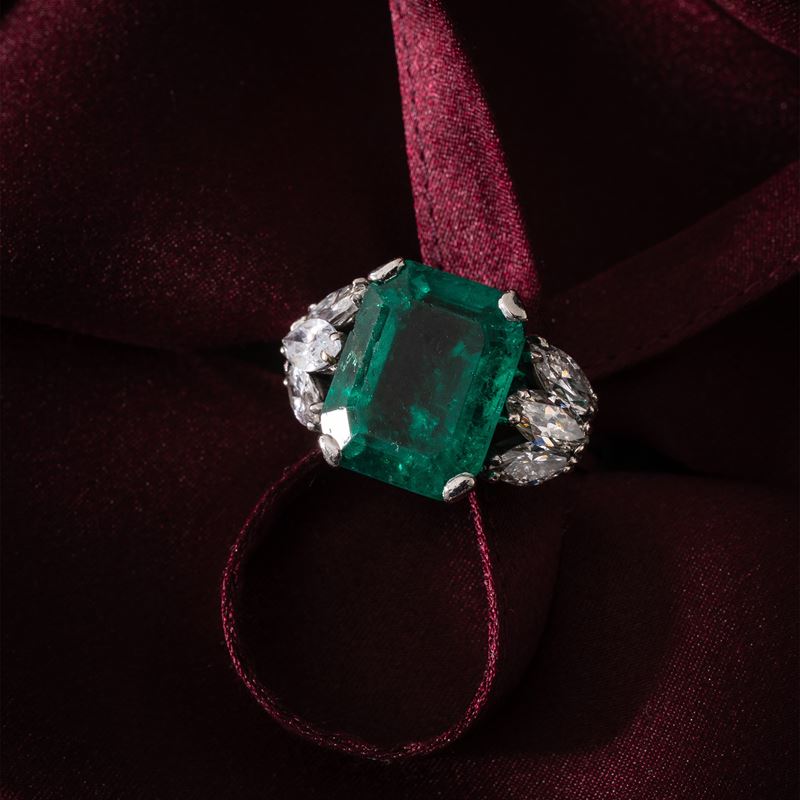 ANELLO IN ORO BIANCO CON SMERALDO CENTRALE E DIAMANTI