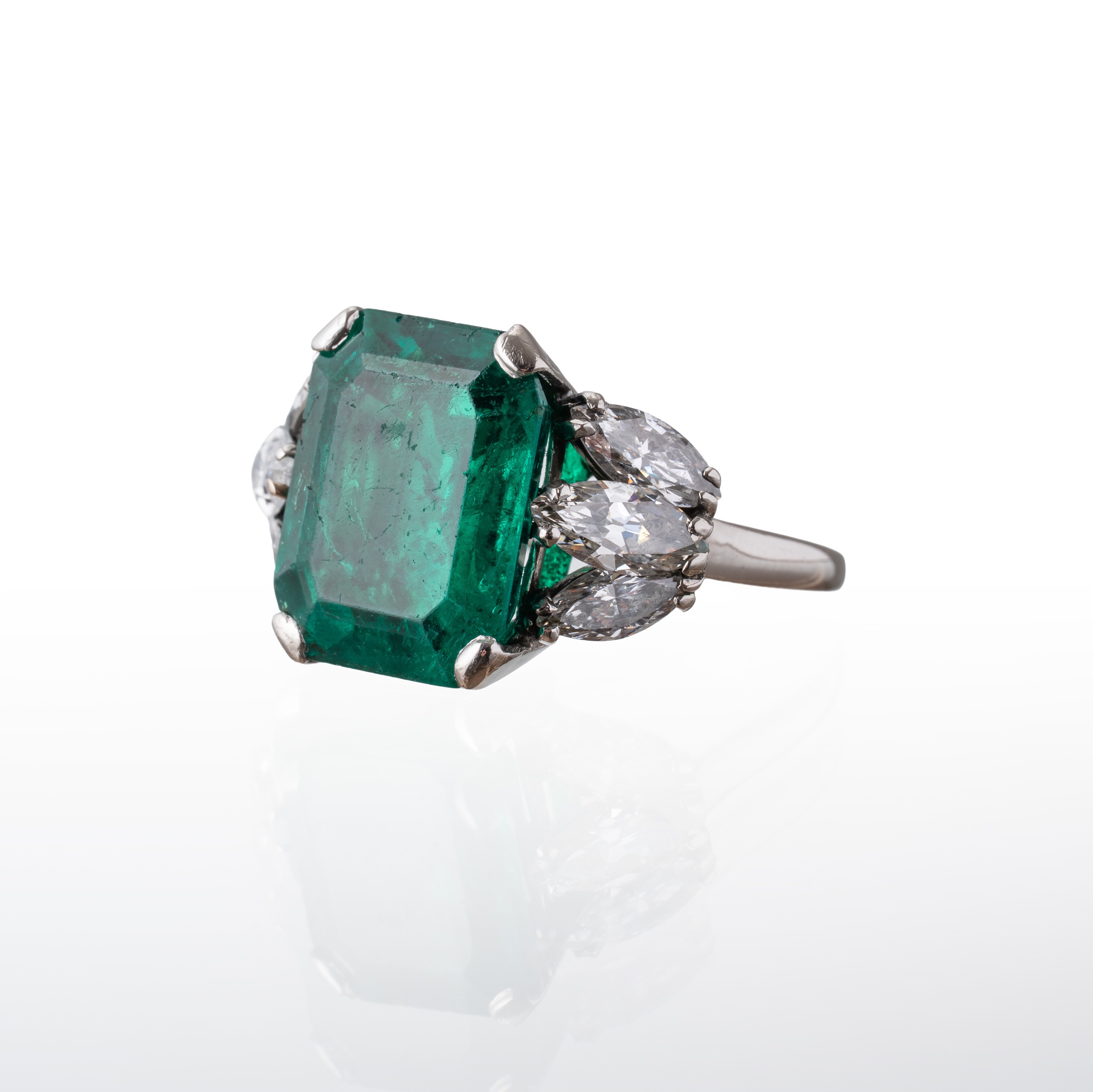 ANELLO IN ORO BIANCO CON SMERALDO CENTRALE E DIAMANTI