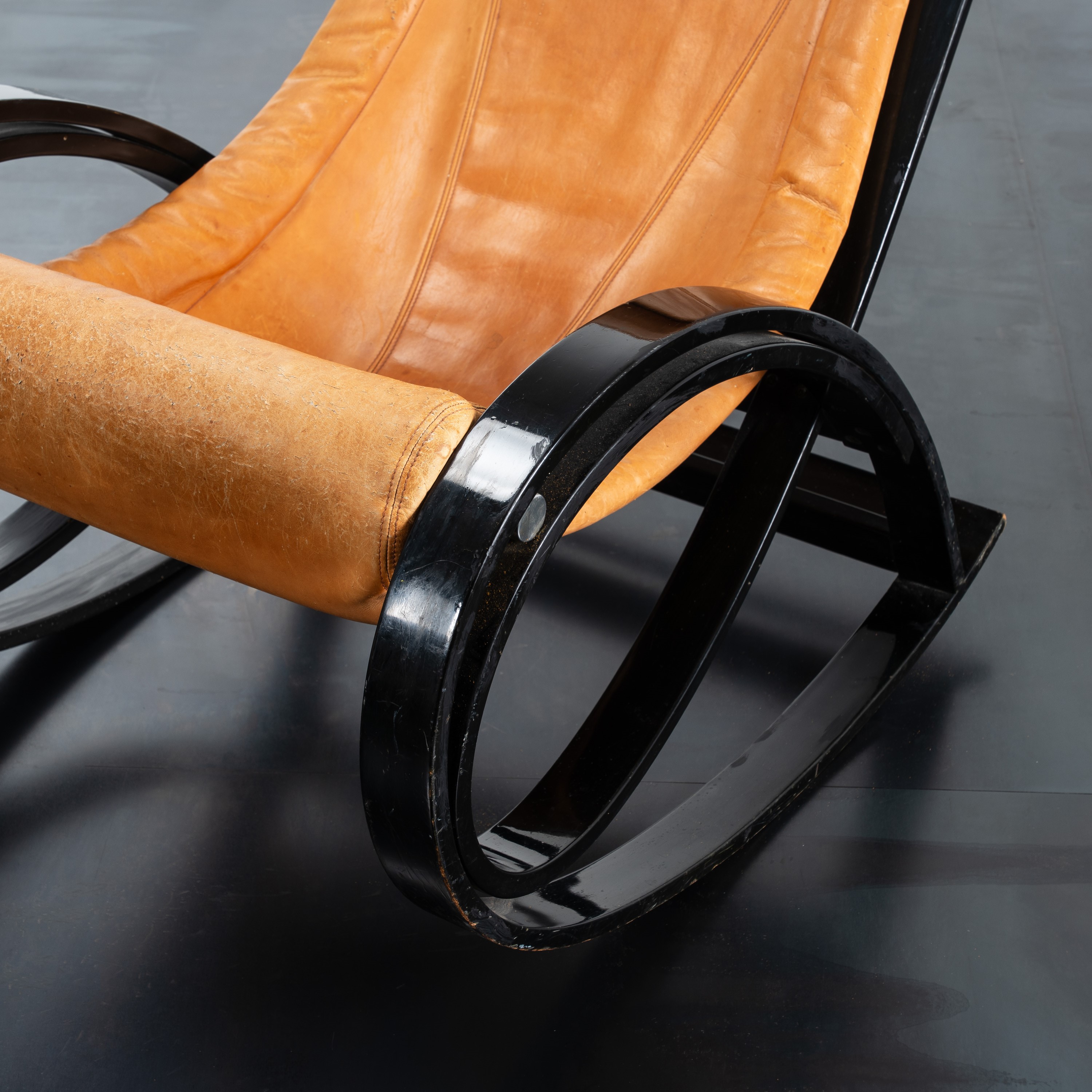 GAE AULENTI, POLTRONA A DONDOLO 'SGARSUL'