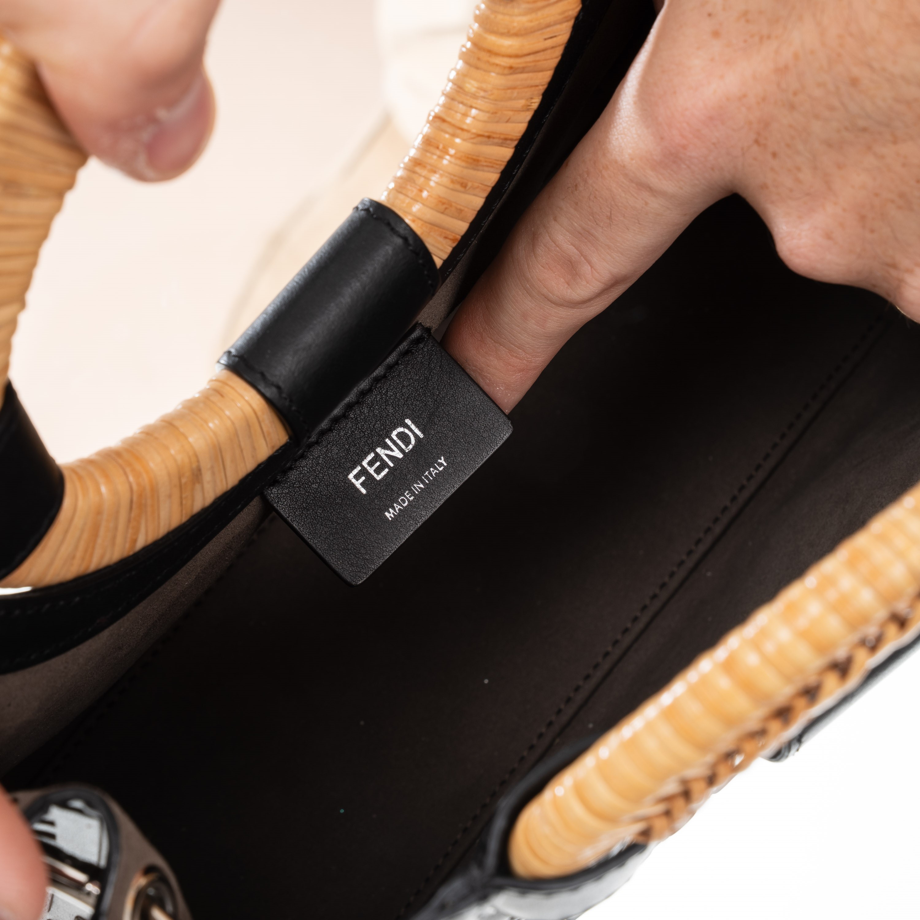 FENDI SHOPPING BAG RUNWAY IN PELLE CON STAMPA FF IN RILIEVO