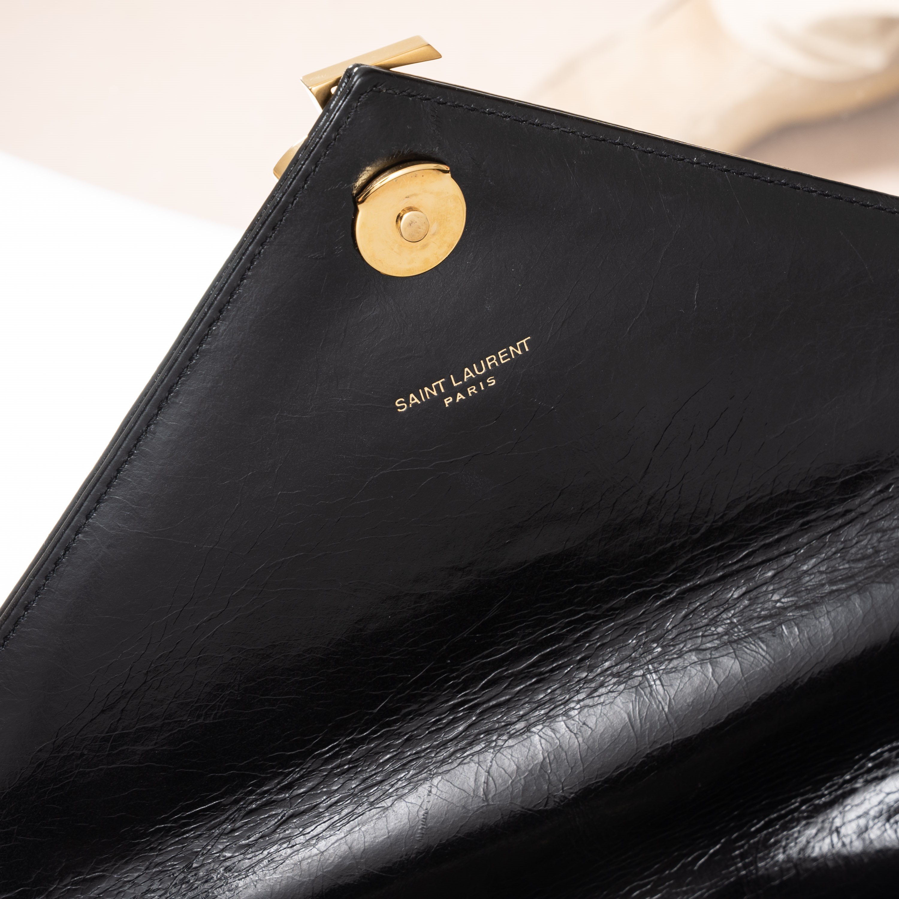 SAINT LAURENT COLLEGE PELLE CRAQUELÉ NERA E HARDWARE DORATO