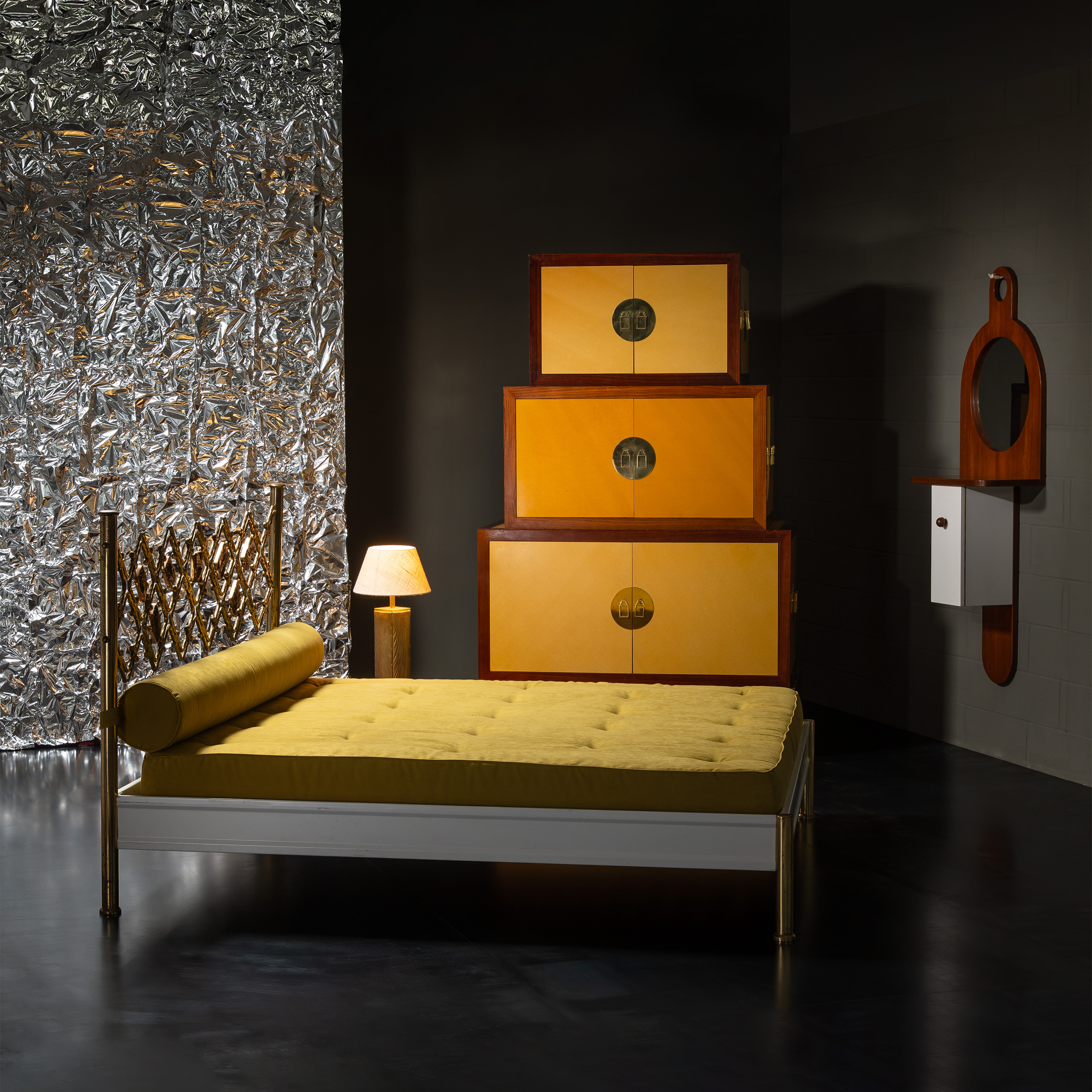 ETTORE SOTTSASS, MOBILE SOSPESO CON SPECCHIO MODELLO 'TEMPUS'