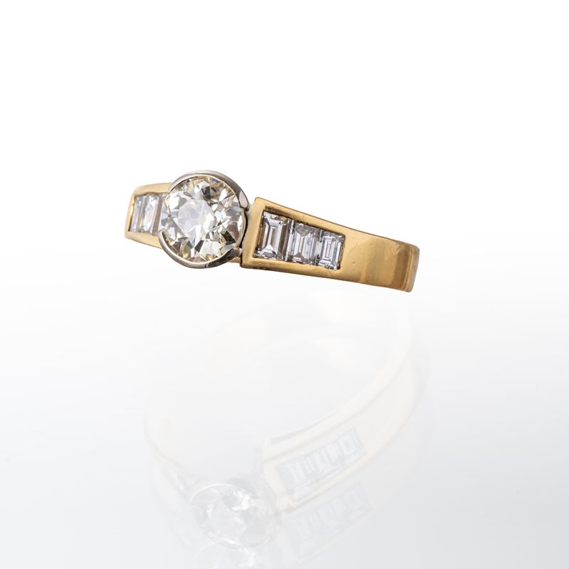 ANELLO IN ORO GIALLO CON DIAMANTI