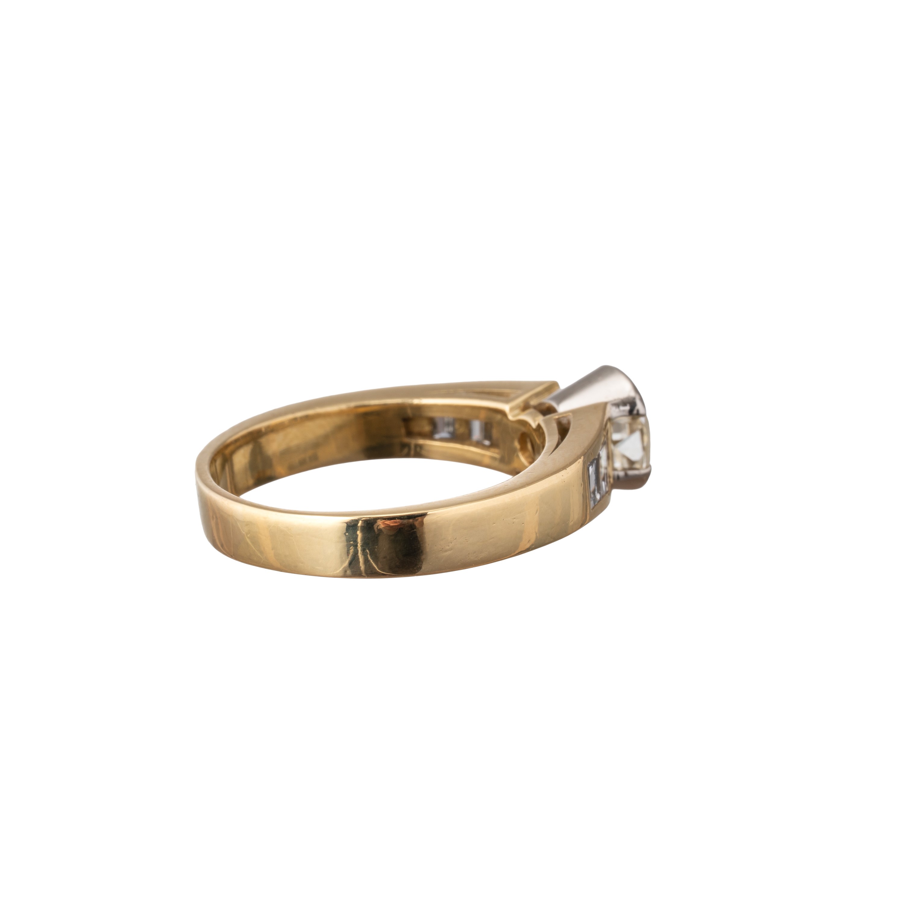 ANELLO IN ORO GIALLO CON DIAMANTI