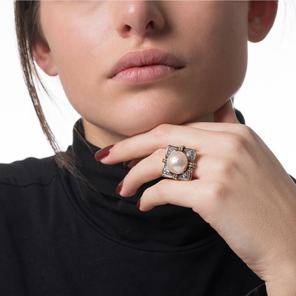 ANELLO IN ORO GIALLO E ARGENTO CON PERLA MABÉ E DIAMANTI 