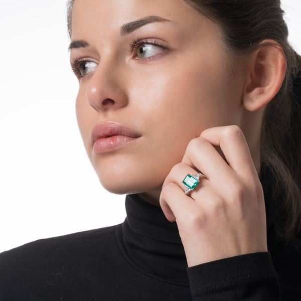 ANELLO IN ORO BIANCO CON SMERALDO E DIAMANTI TAGLIO TRIANGOLARE