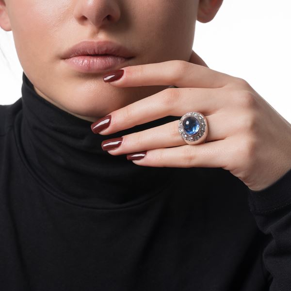 ANELLO IN ORO BIANCO CON ZAFFIRO CABOCHON E DIAMANTI TAGLIO BRILLANTE