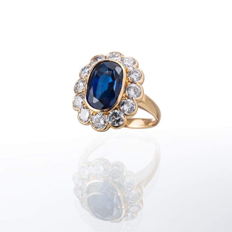 ANELLO IN ORO GIALLO CON ZAFFIRO E DIAMANTI