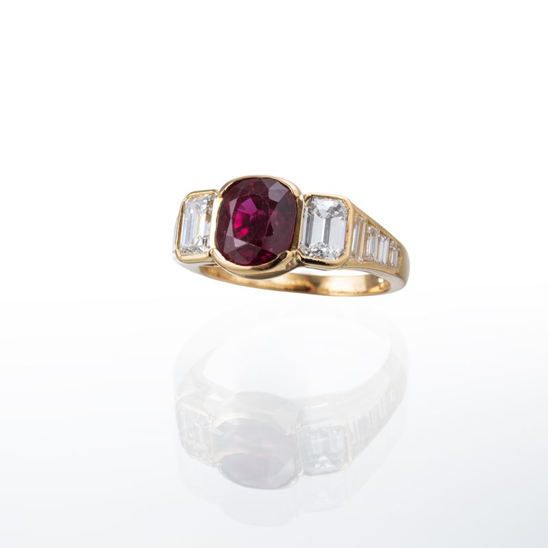 ANELLO IN ORO GIALLO CON RUBINO E DIAMANTI