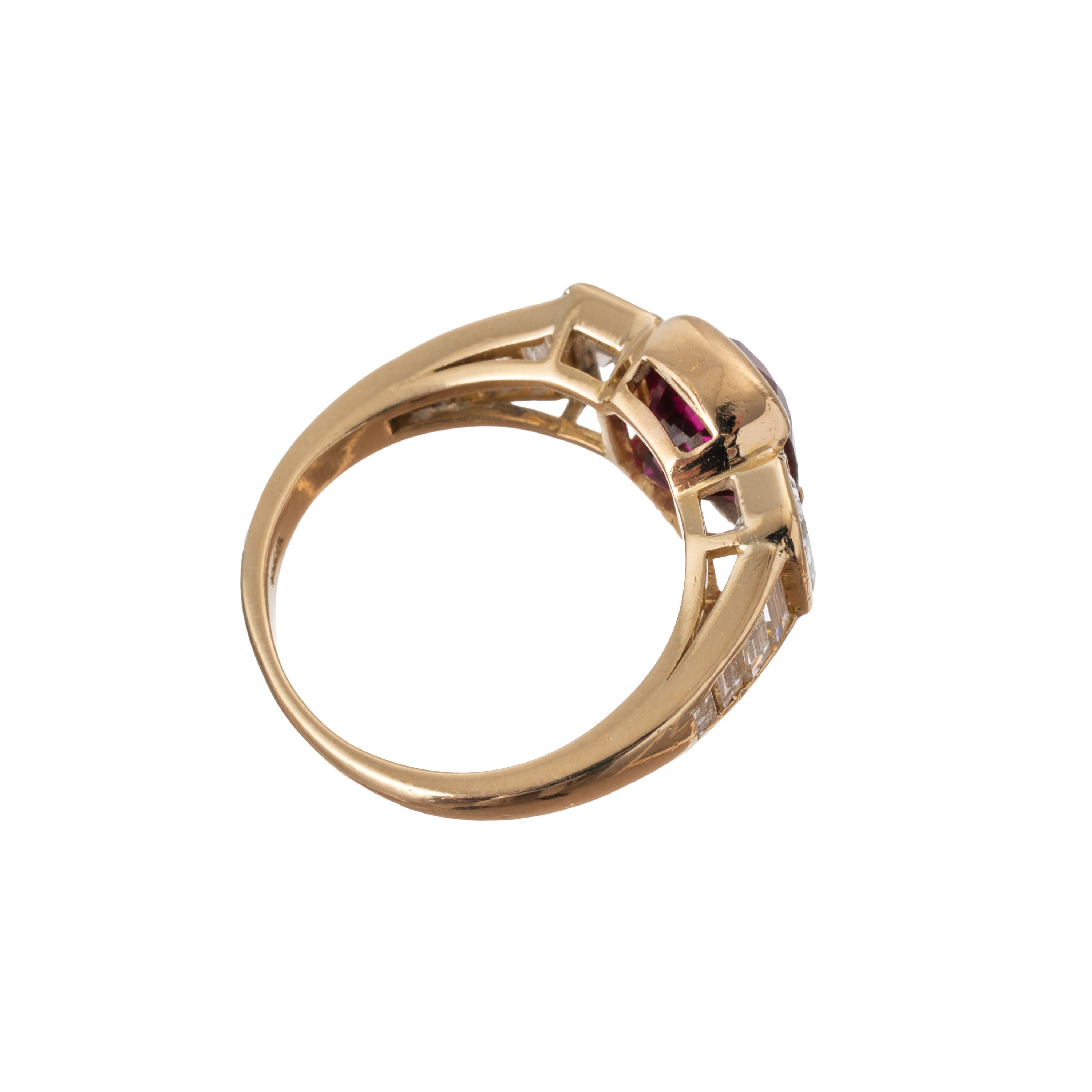 ANELLO IN ORO GIALLO CON RUBINO E DIAMANTI